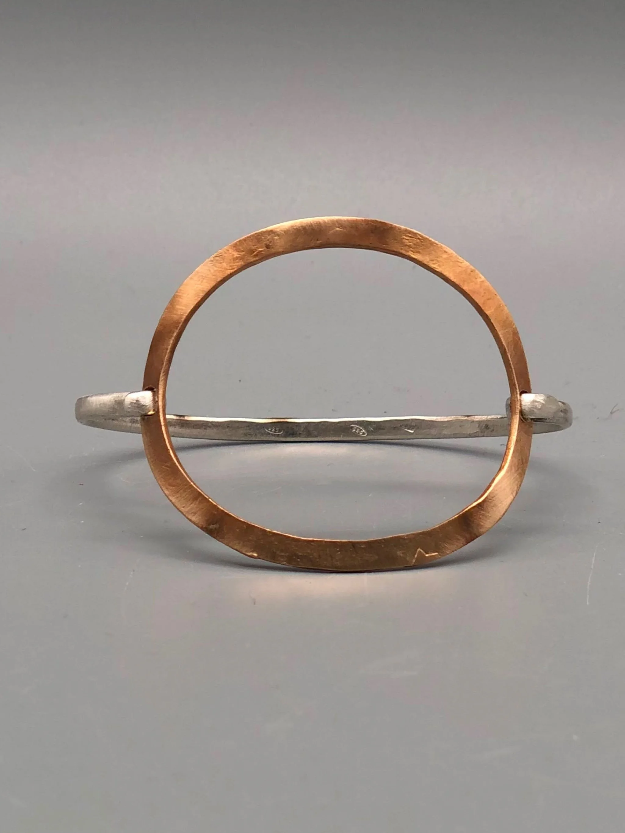 Bracciale Ovale Crepundia in argento, gioiello contemporaneo dal design geometrico