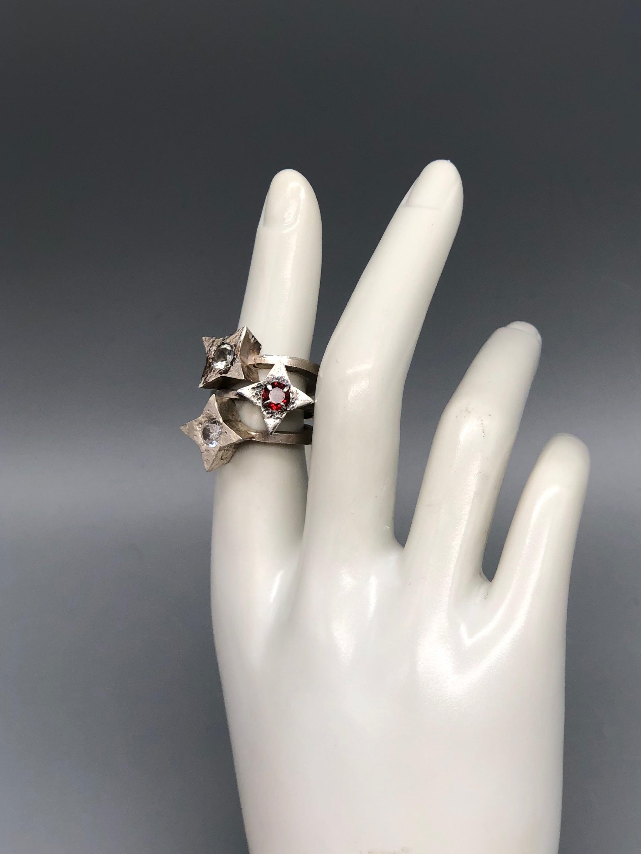 Contemporah Stars rings in sterling silver with faceted stones. Sculptural contemporary rings available at Crepundia Gioielli Bologna.