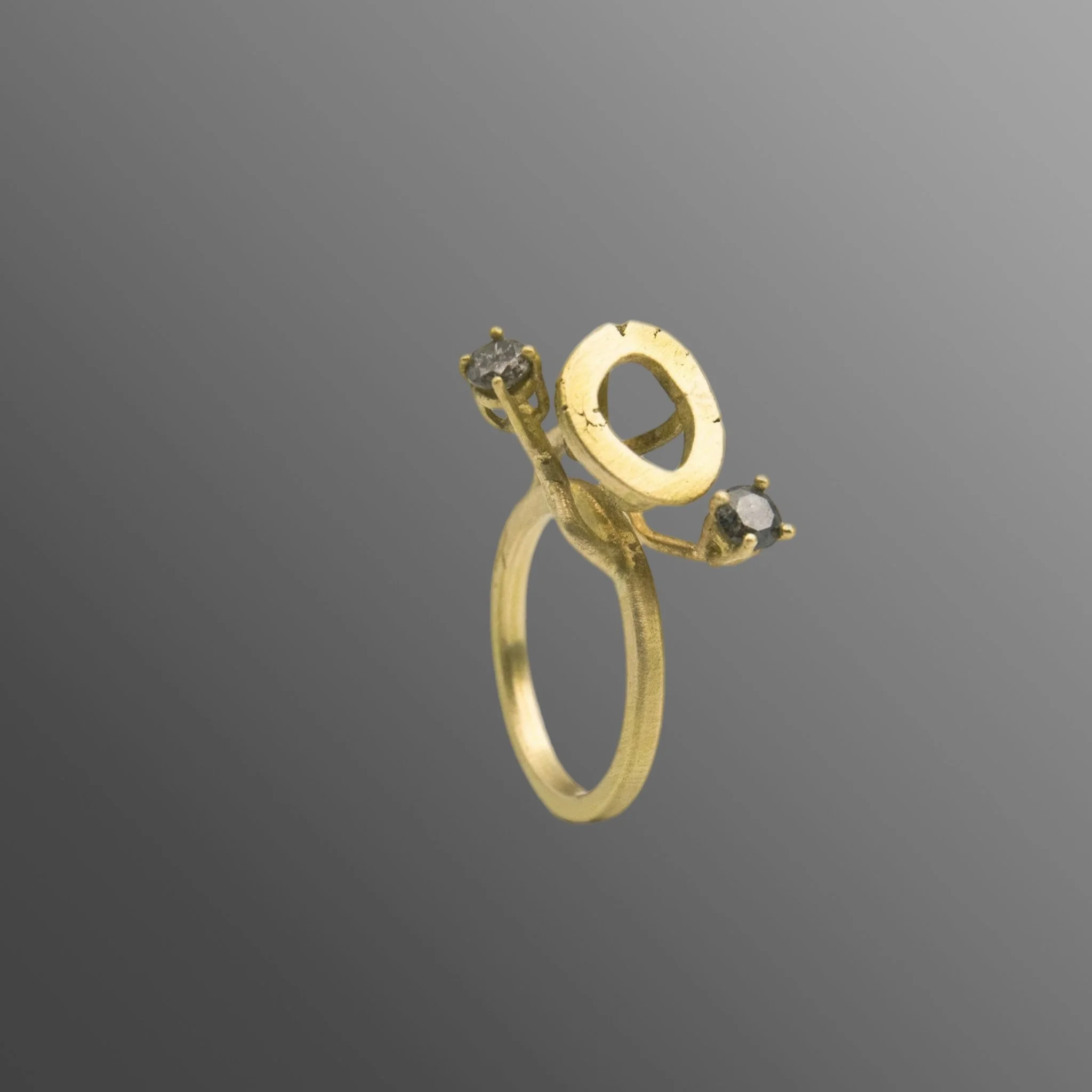 anello di Marco Mangàni. Gioielli contemporanei. Crepundia Bologna