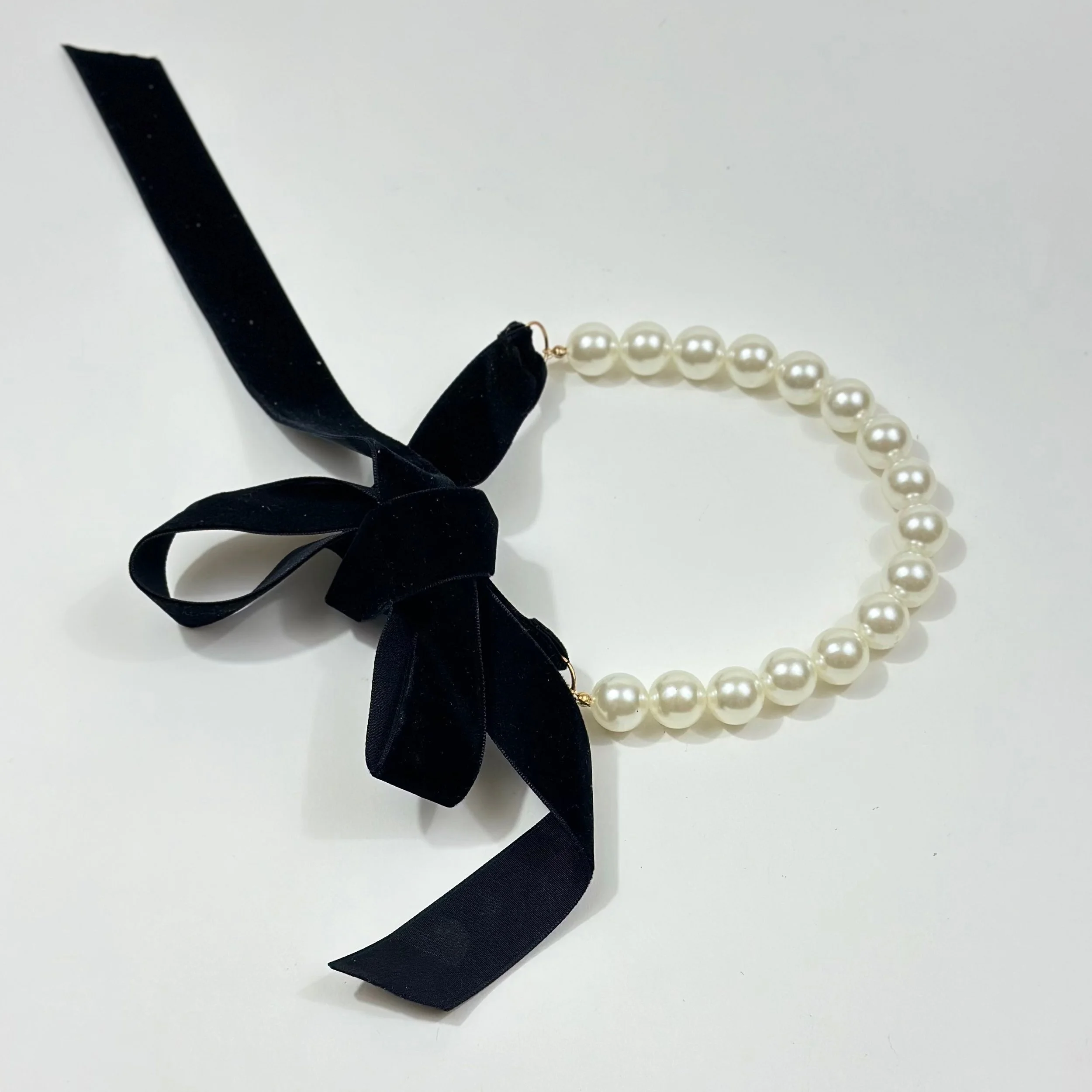 Collana Pearl Drama con perle sintetiche e fiocco nero, Crepundia Gioielli.