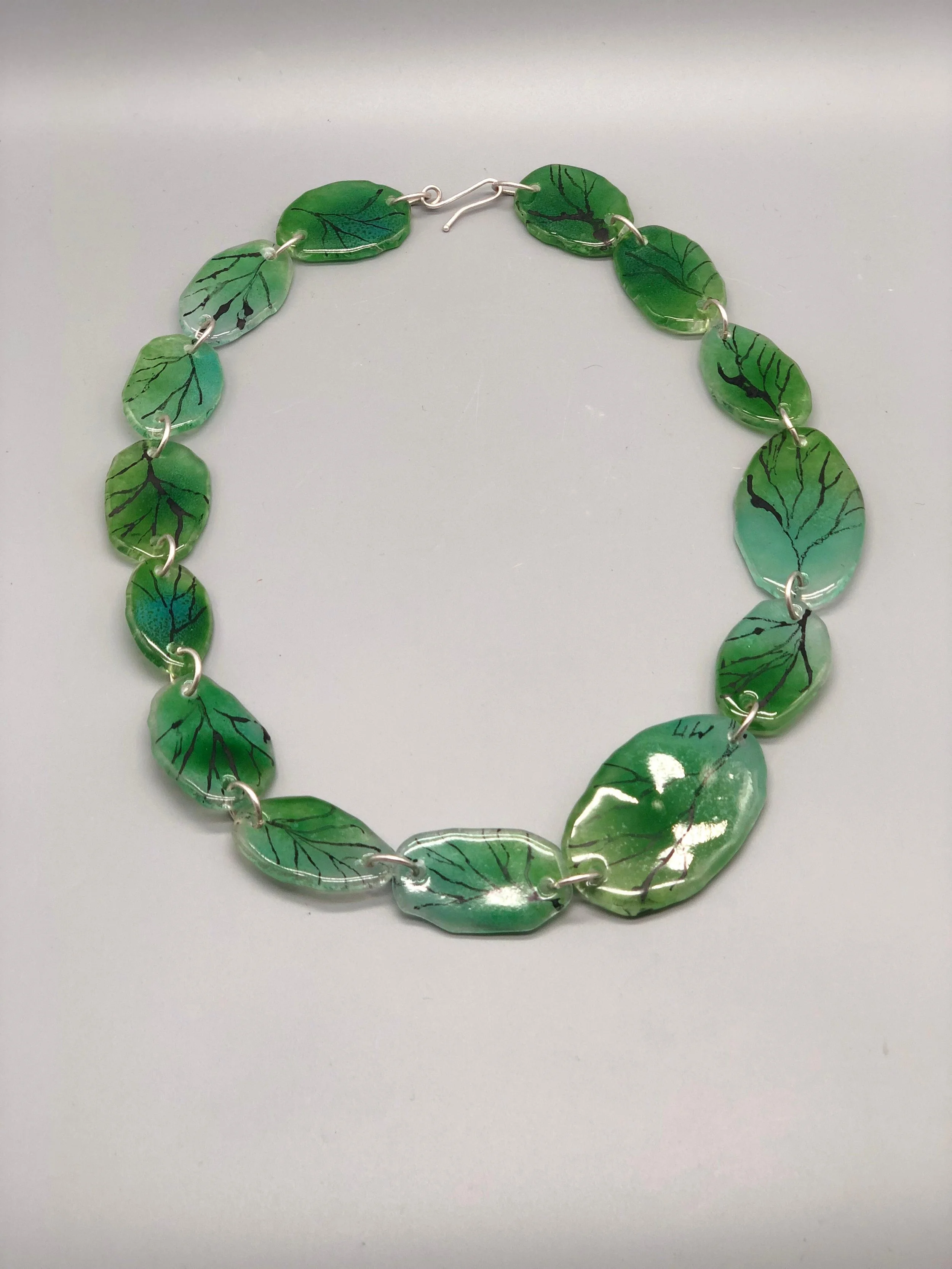 Manumara Bullseye precious glass necklace with silver for Crepundia Gioielli Bologna. / Collana Manumara in vetro prezioso Bullseye e argento per Crepundia Gioielli Bologna.