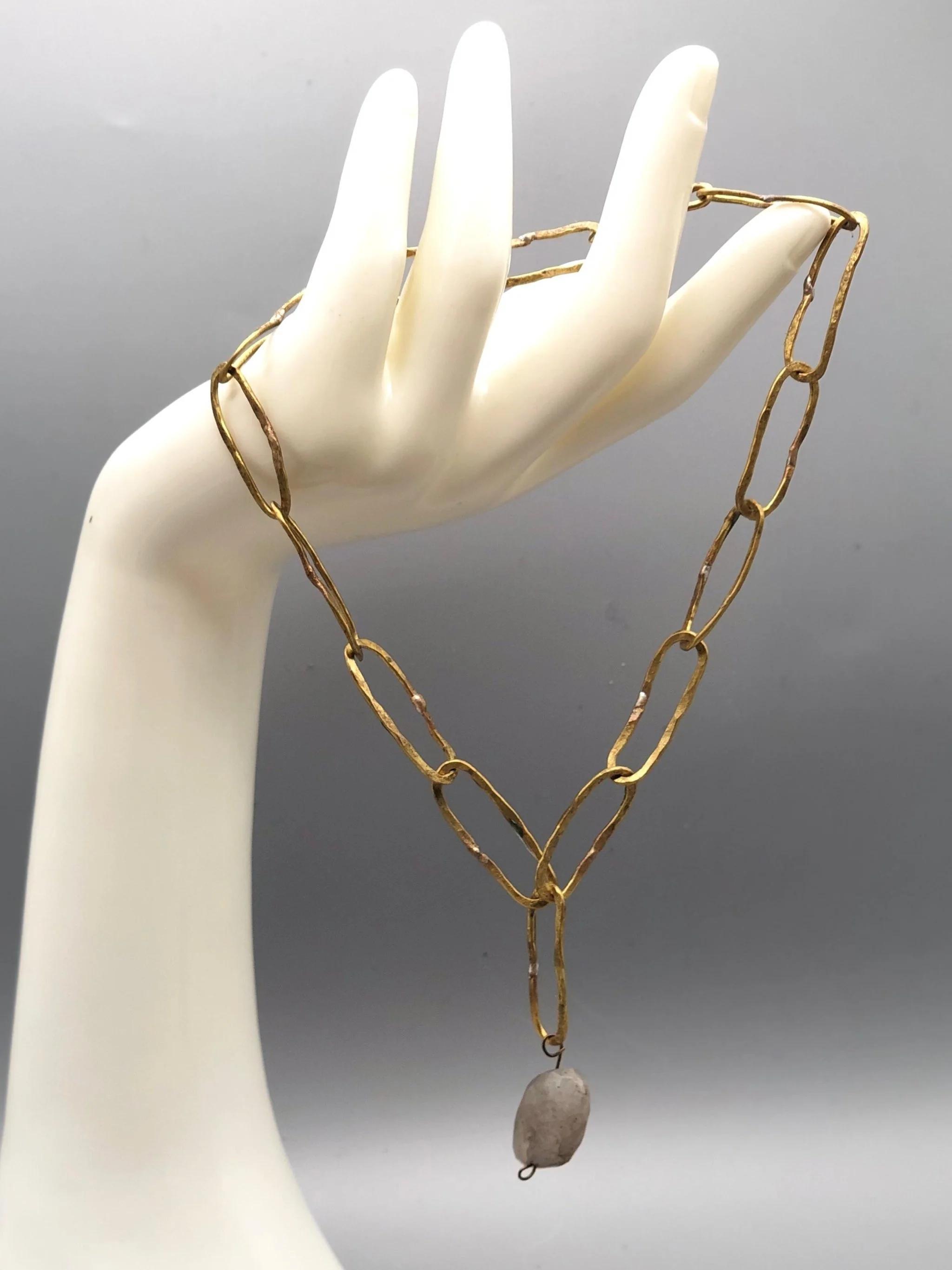 Collana Grey Outline di Claudia Cuzzeri in ottone opaco con maglie irregolari e quarzo grigio sfaccettato.