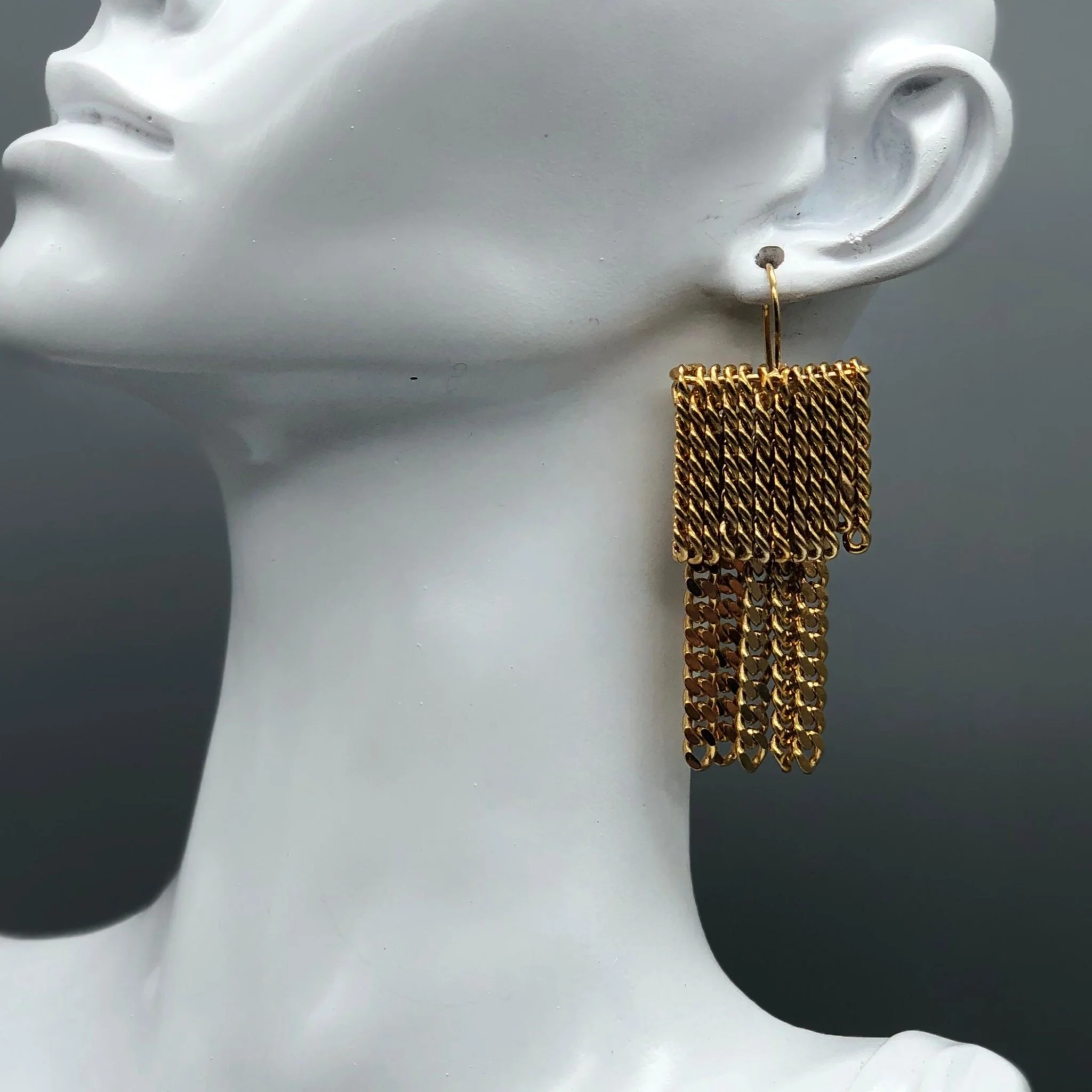 Orecchini in ottone dorato Cacu Lab per Crepundia Gioielli Bologna — gold brass earrings contemporary design