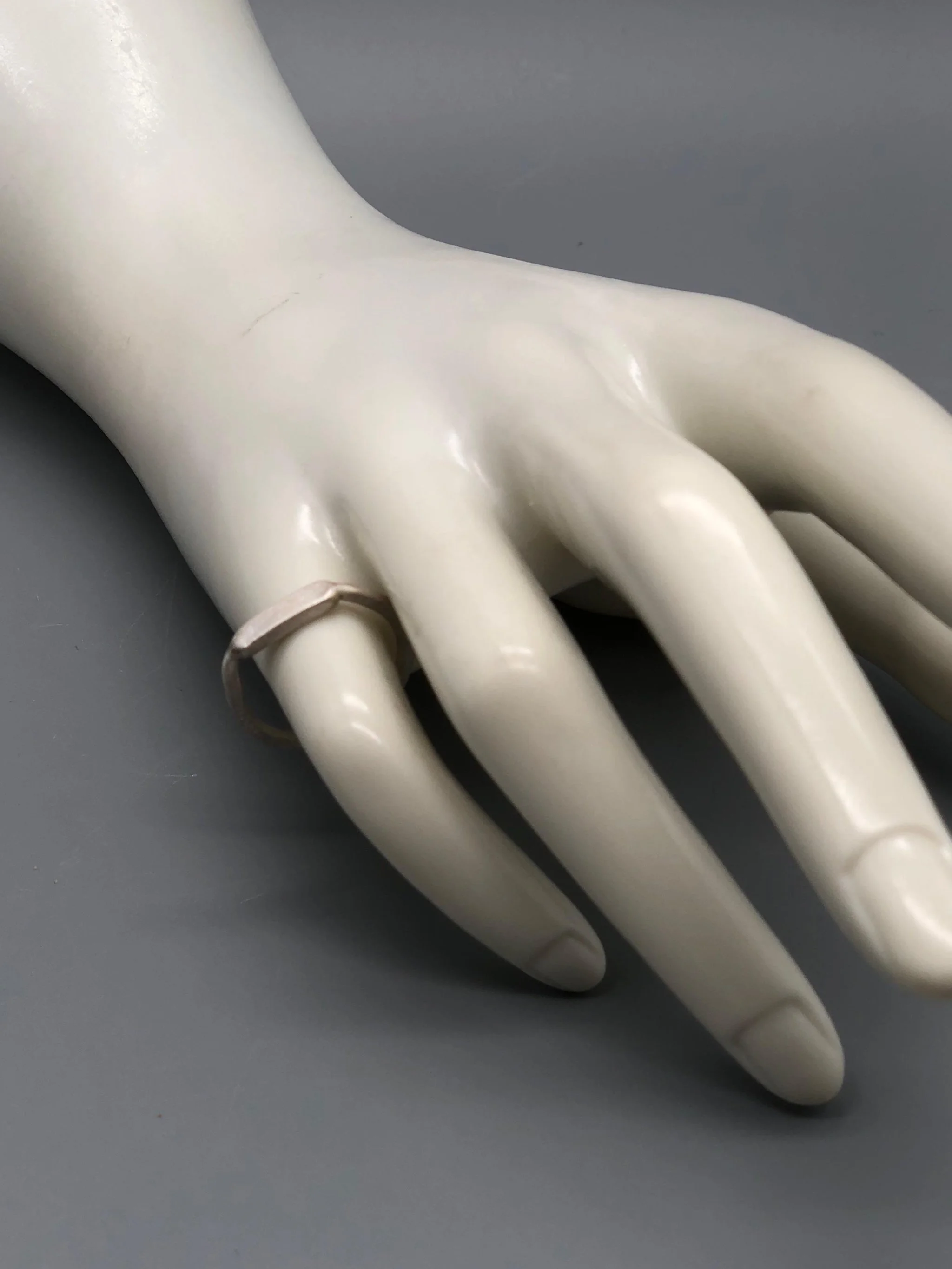 Anello Flat della collezione Minimal Shapes in argento 925, con sottile fascia irregolare ed elemento piatto frontale.