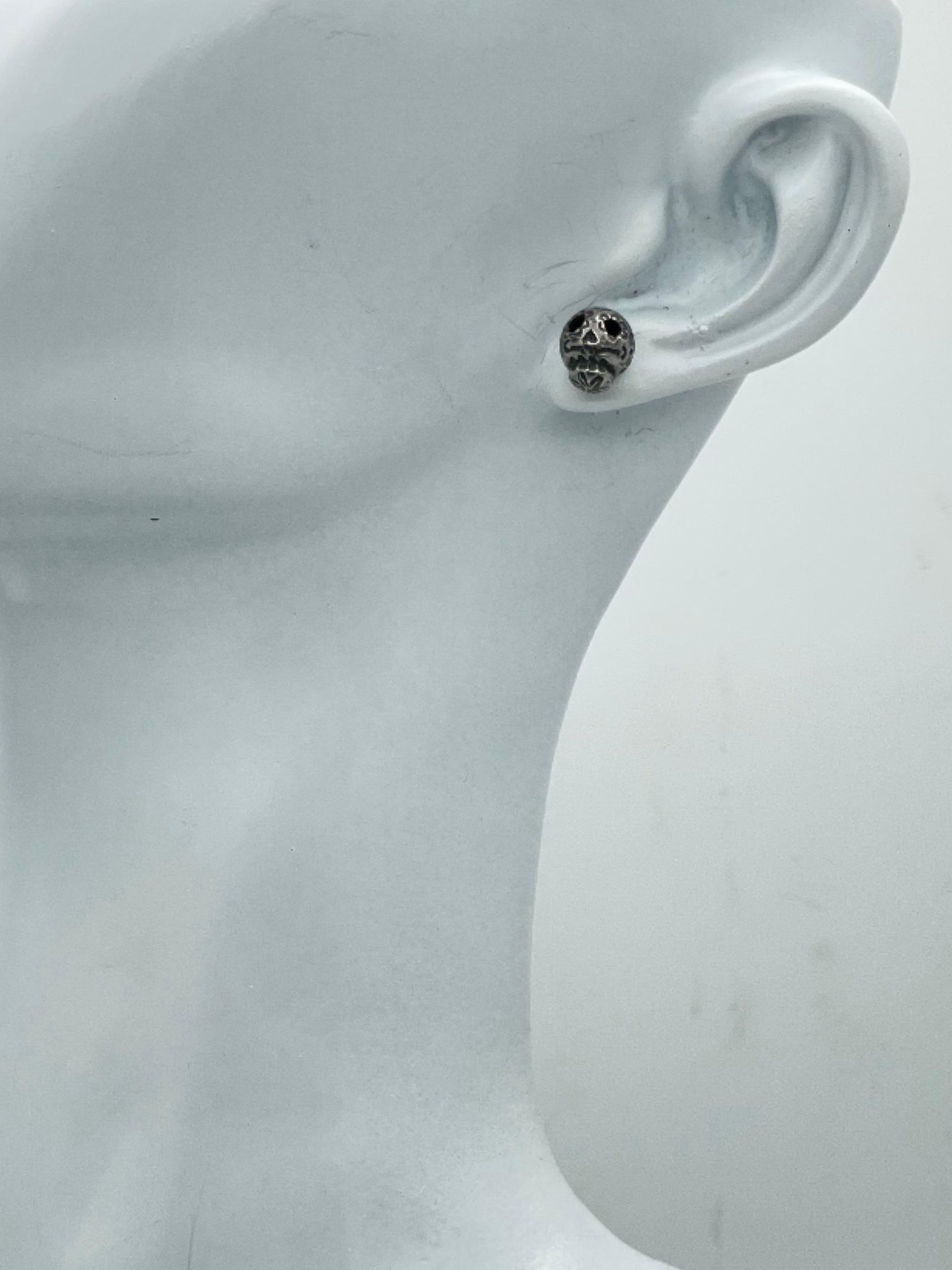 Sonja Markhoff sterling silver stud earrings with essential lines and a subtle contemporary rock attitude.
Orecchini a lobo di Sonja Markhoff in argento sterling dalle linee essenziali e da una sottile attitudine rock contemporanea.