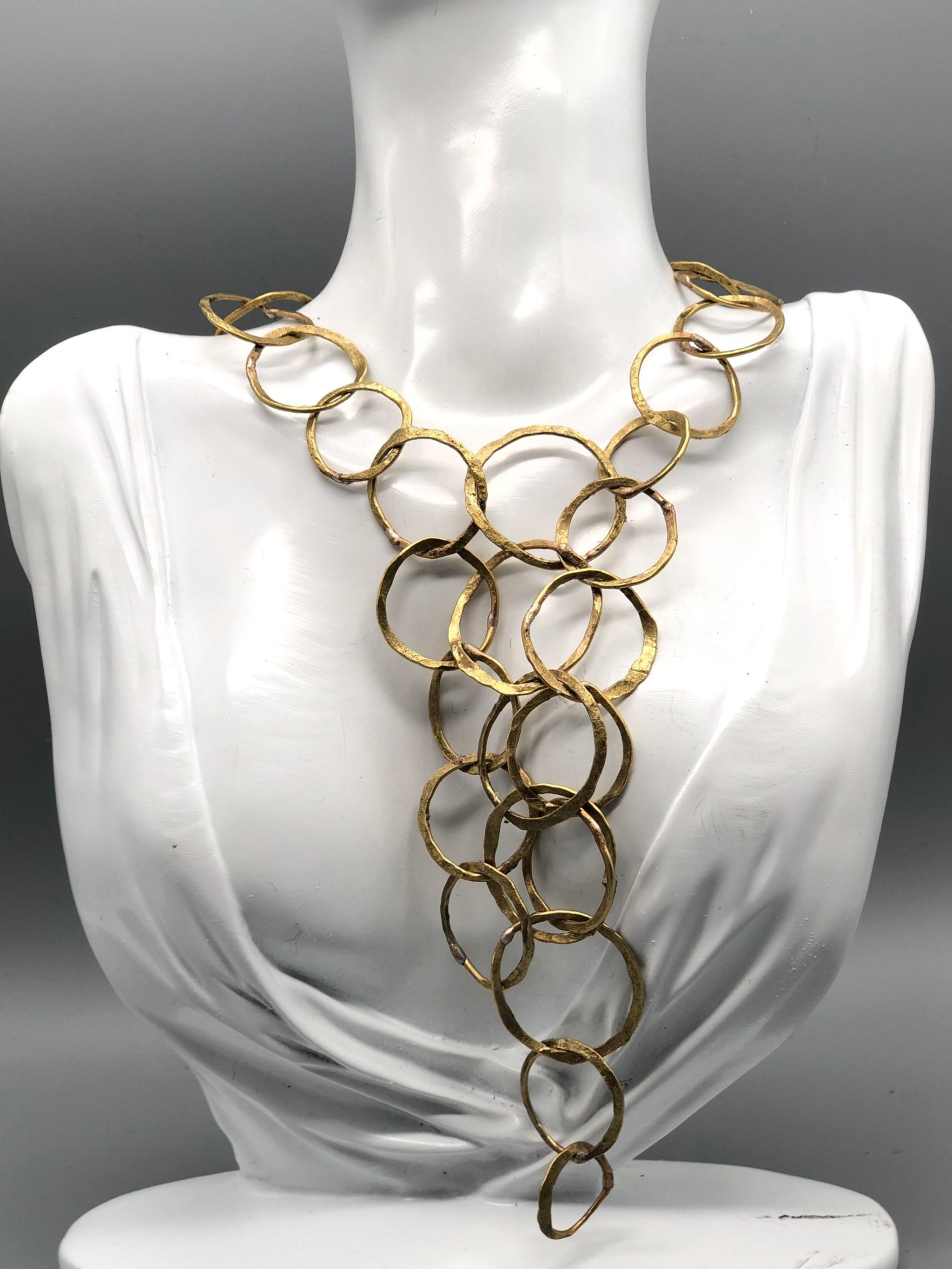 Collana Full Outline di Claudia Cuzzeri in ottone opaco, con maglie irregolari sovrapposte e struttura centrale ampia e articolata.