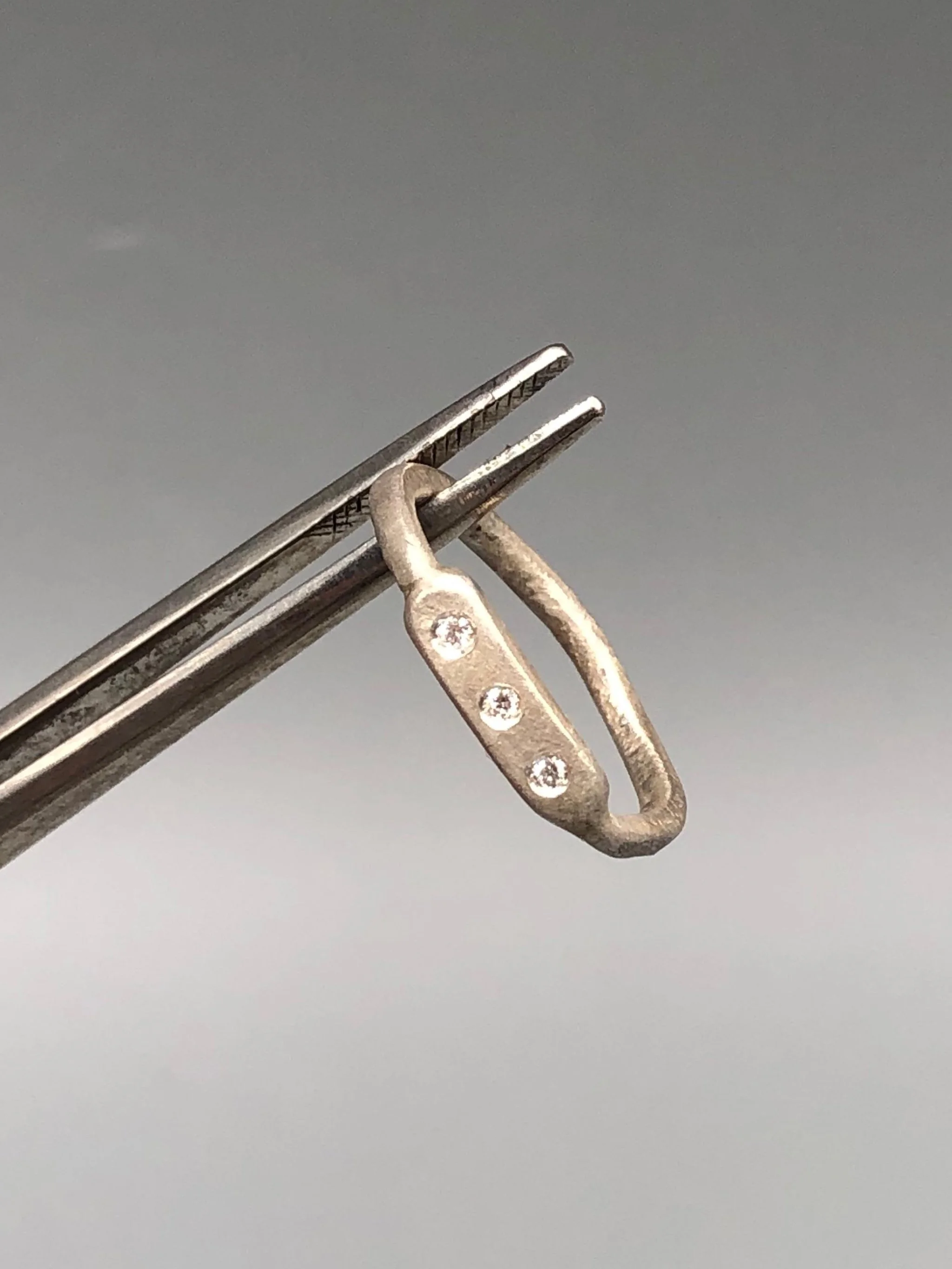 Interplay di Crepundia Gioielli, composizione di tre anelli in argento Full Wave, Wave e Flat 3, con diamanti per un totale di 0,12 ct. Interplay by Crepundia Gioielli, a set of three contemporary sil