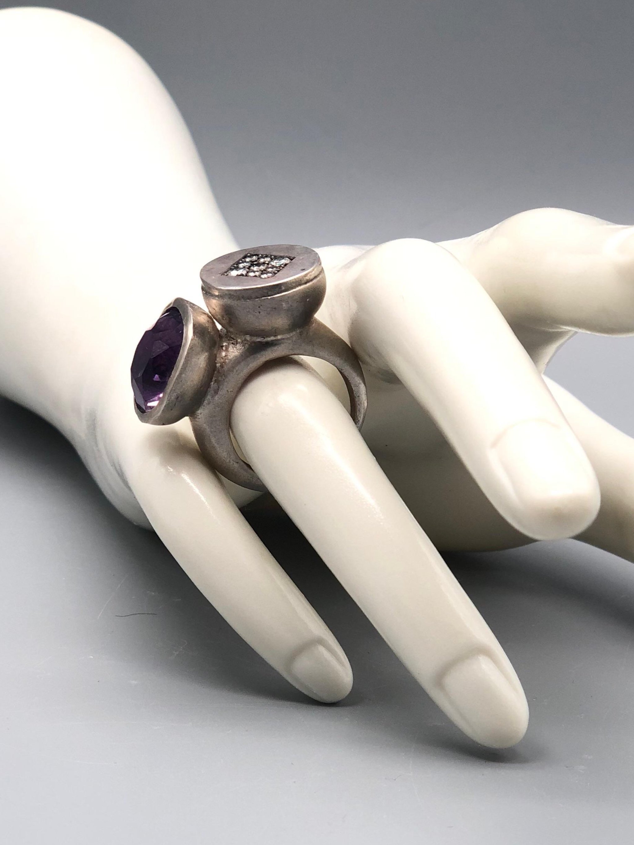 Anello Diálogo di Raimondi in argento con ametista taglio antico e nove diamanti.  Diálogo ring by Raimondi in silver with antique-cut amethyst and nine diamonds.