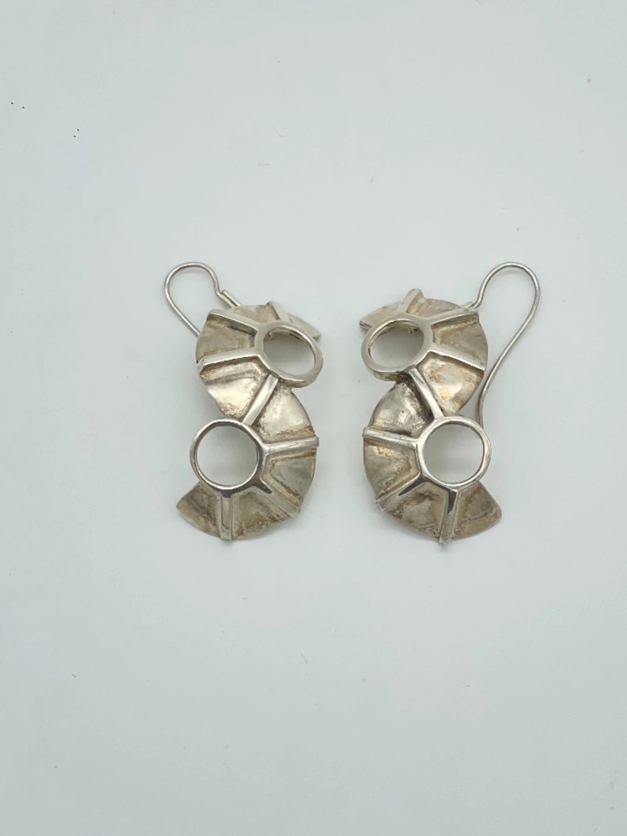 Marino earrings by Ariadna Segafredo for Crepundia Gioielli Bologna in matte sterling silver with modular sculptural design inspired by marine forms