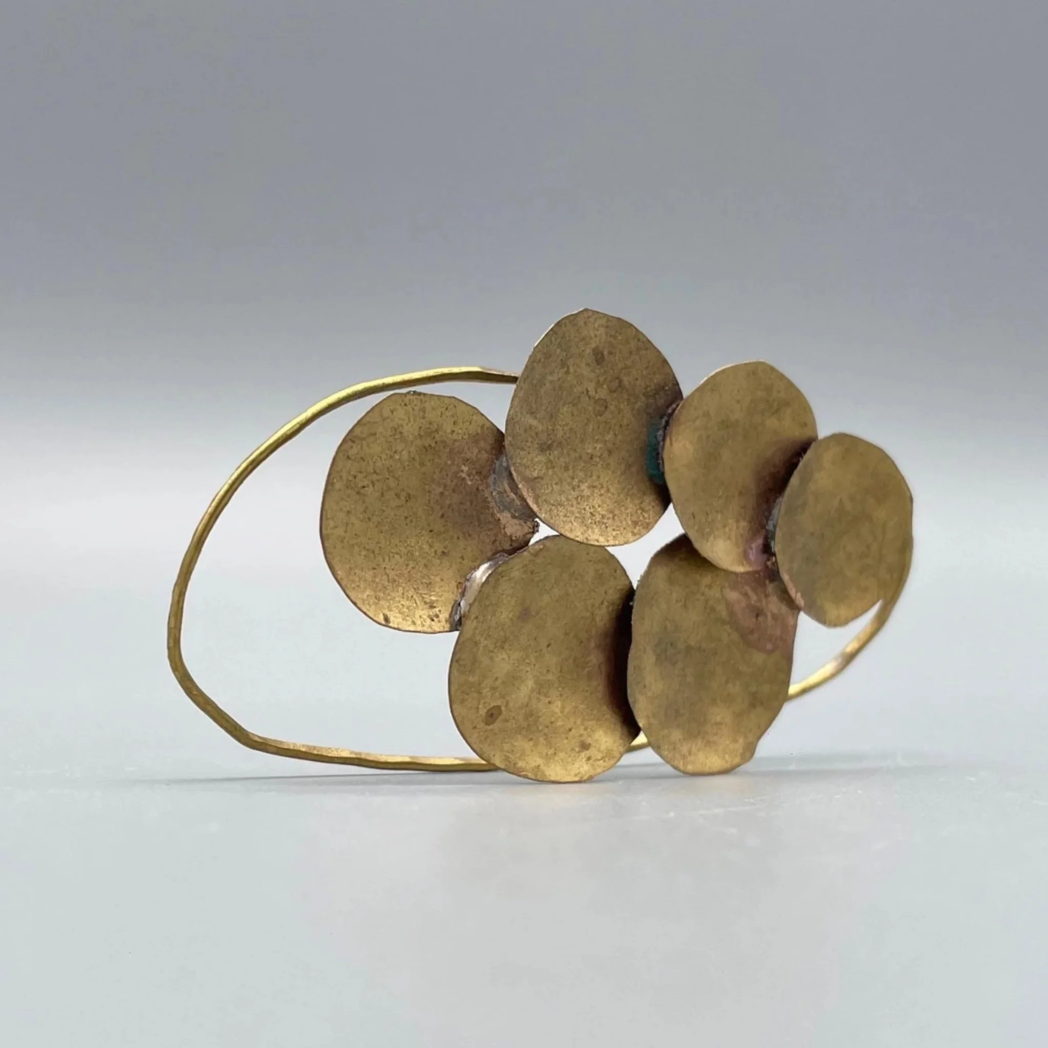 Mono orecchino in ottone di Claudia Cuzzeri per Crepundia Gioielli Bologna - Brass mono earring by Claudia Cuzzeri for Crepundia Gioielli Bologna