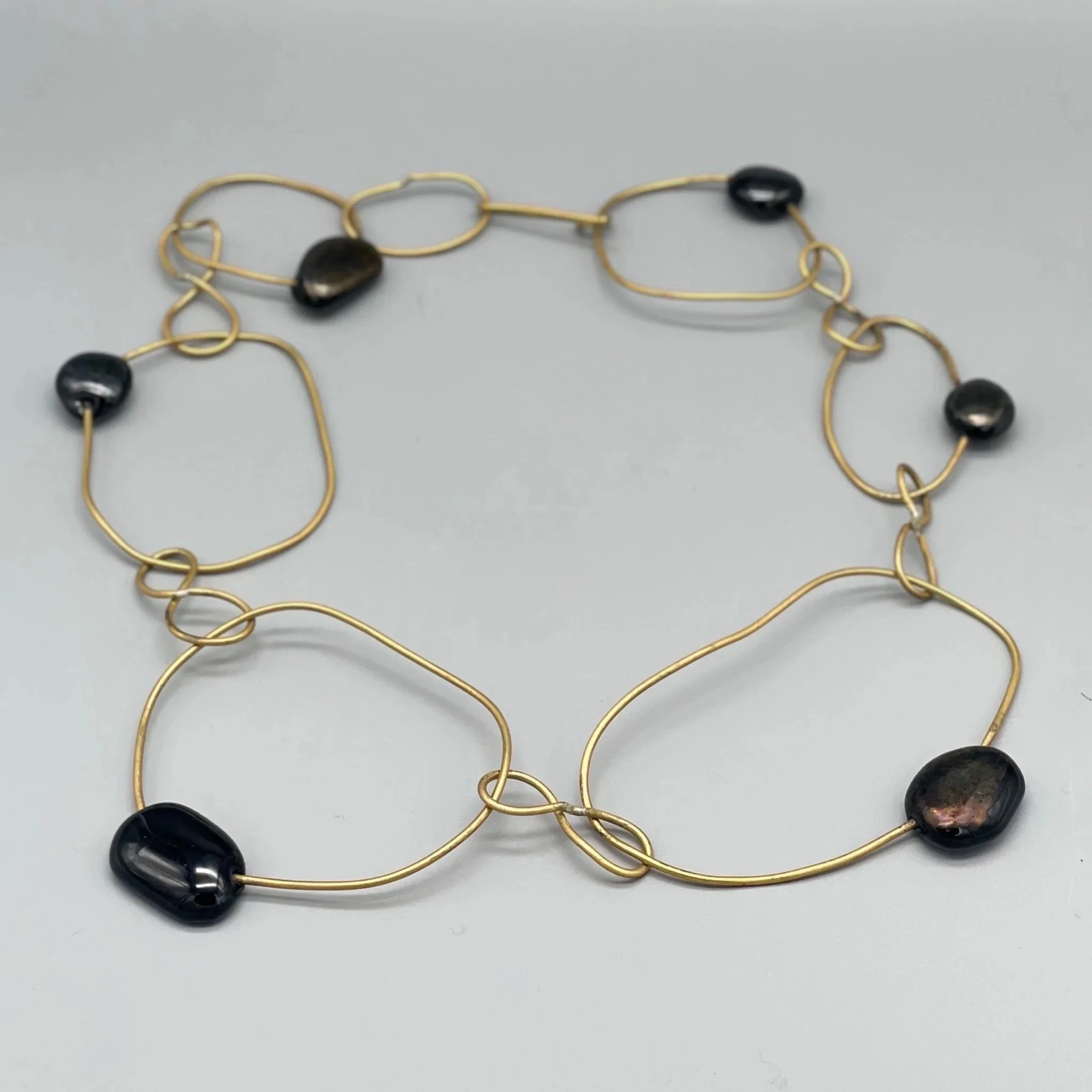 Crepundia Hub Creativo, collana Manumara in vetro e bronzo, design contemporaneo