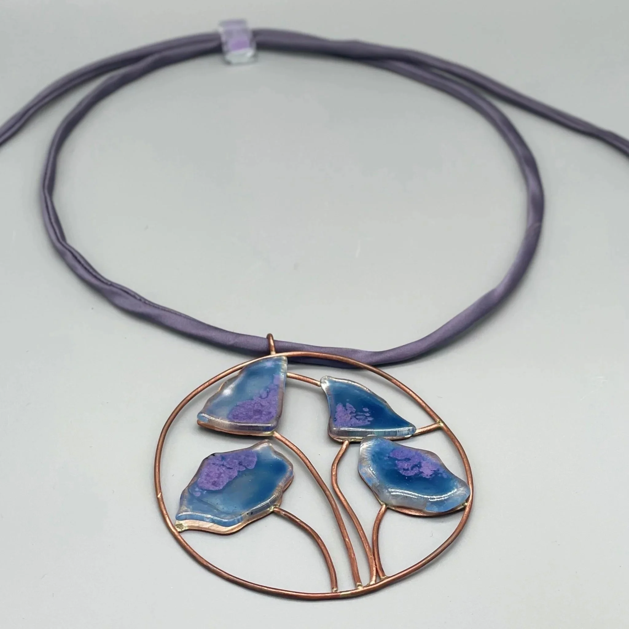 Crepundia Hub Creativo, collana Manumara in vetro e bronzo, design contemporaneo