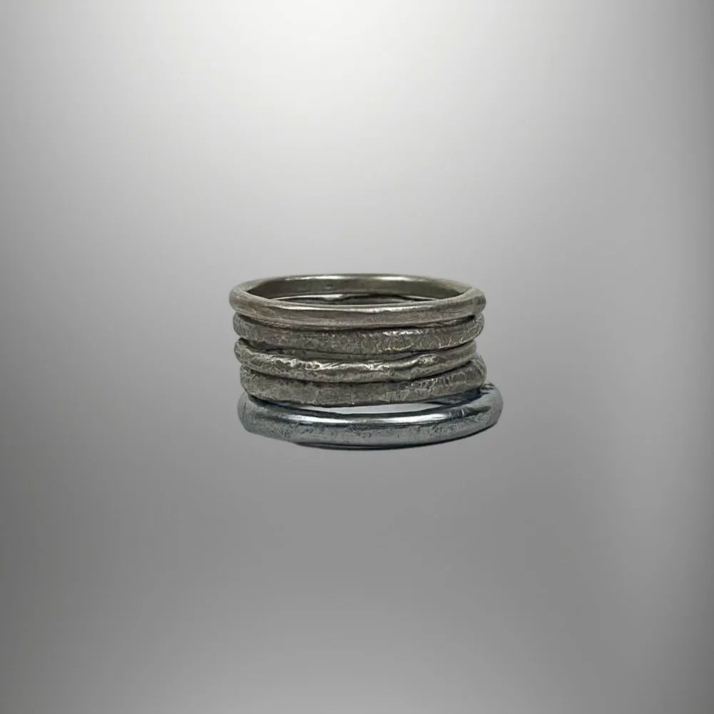 Minimal Shapes rings in oxidized silver. Essential stacked forms exploring repetition and proportion. Crepundia Bologna. 
Per informazioni e ordini → WhatsApp