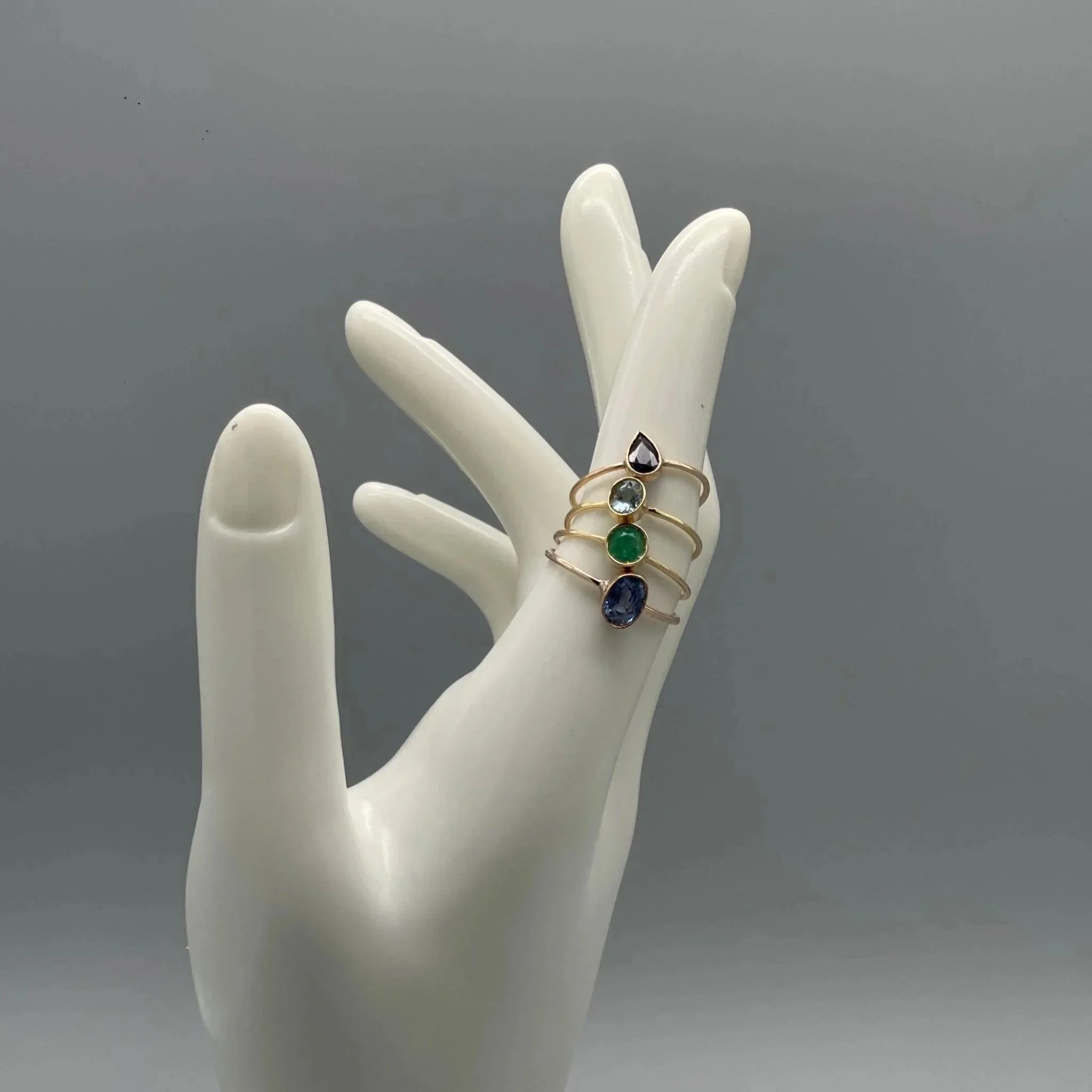 Anelli in oro giallo 14 carati con zaffiro blu, zaffiro azzurro Ceylon, smeraldo e tanzanite. Una composizione essenziale che si costruisce attraverso il dialogo tra colore e forma.
Maria Gioielli — Crepundia Gioielli Bologna
14k yellow gold rings wi