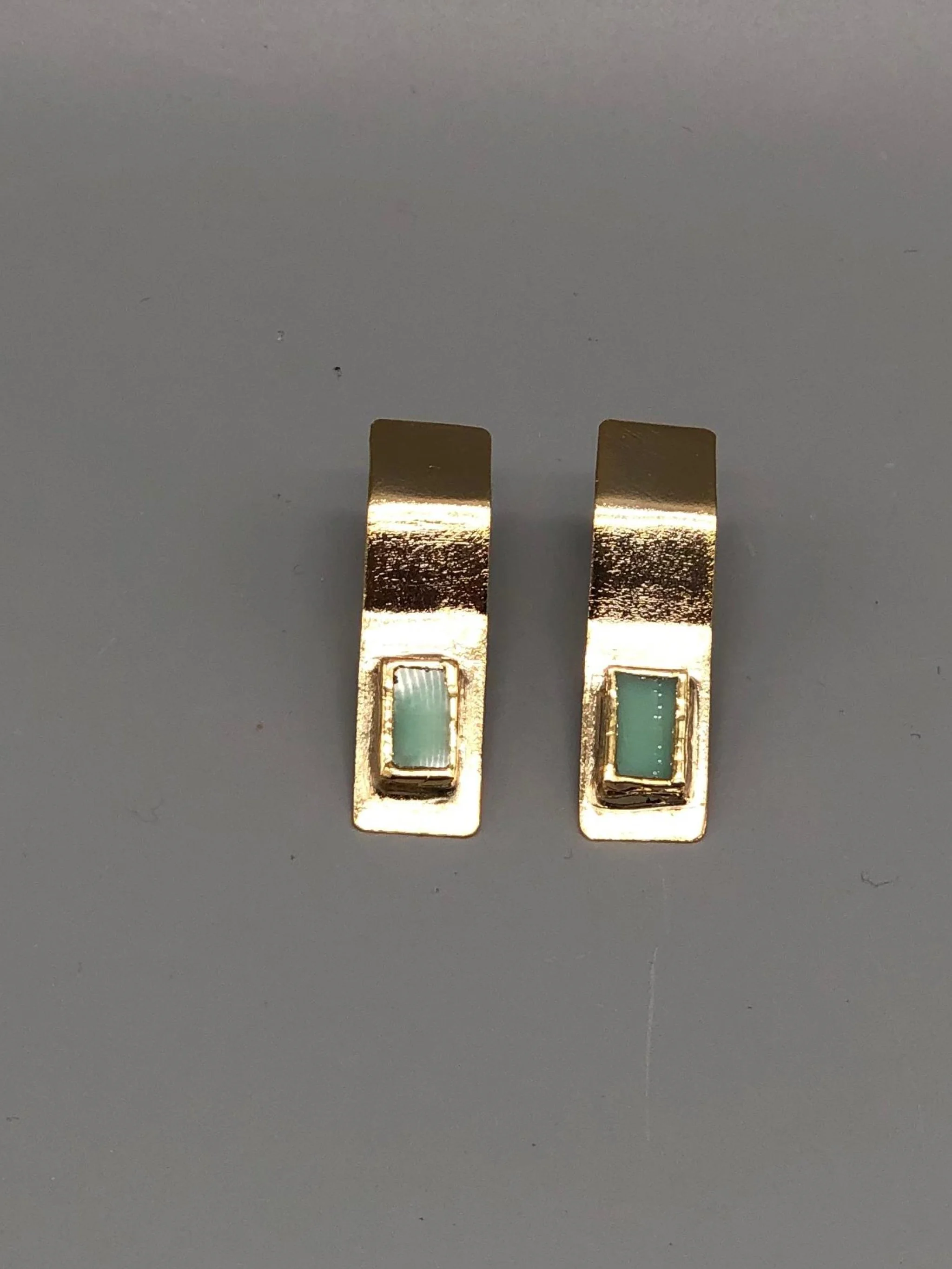 Anni Luce earrings in gilded brass with pastel green Murano glass insert, rectangular vertical design — Crepundia Gioielli Bologna