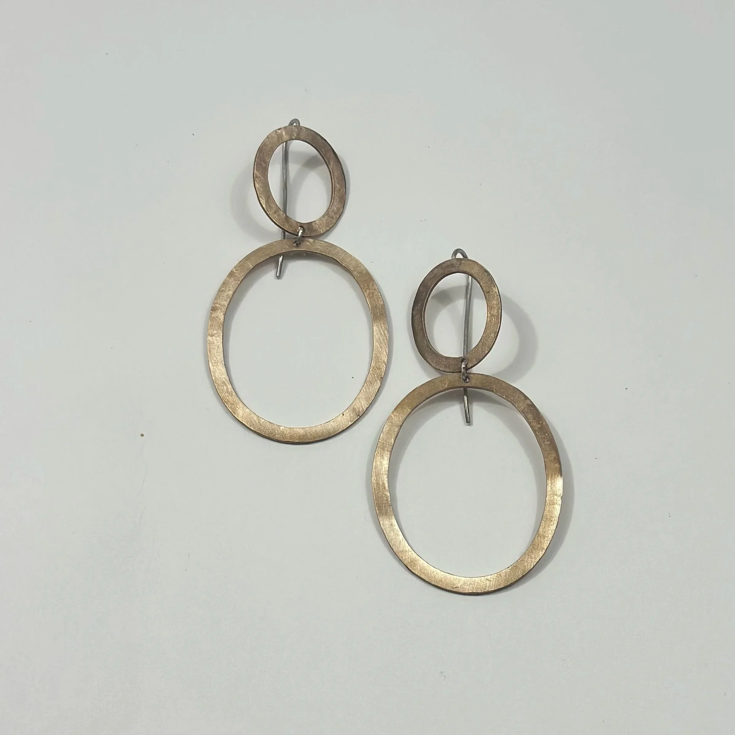 Orecchini ovali in bronzo con amo in argento opaco – Crepundia Gioielli