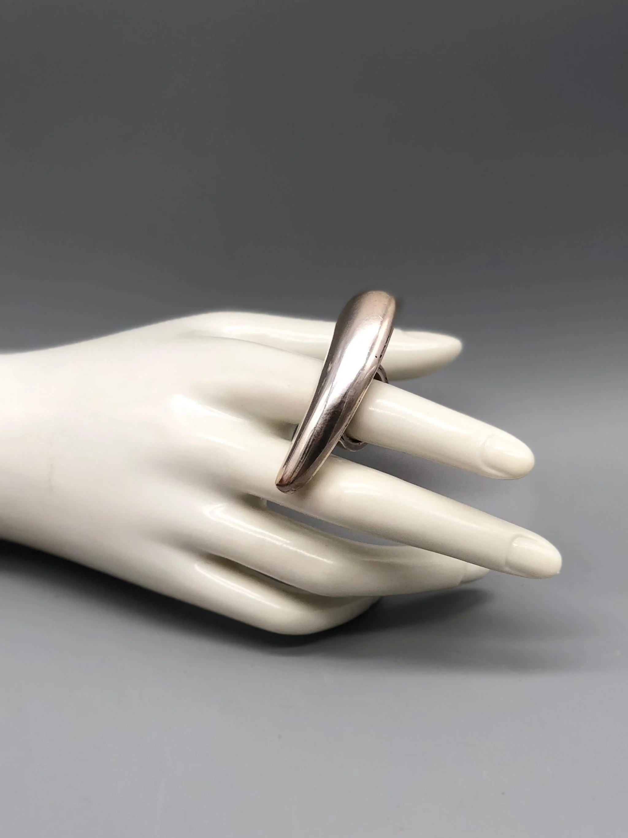 Zanna ring by Ariadna Segafredo in sterling silver, elongated sculptural form, Crepundia Gioielli Bologna