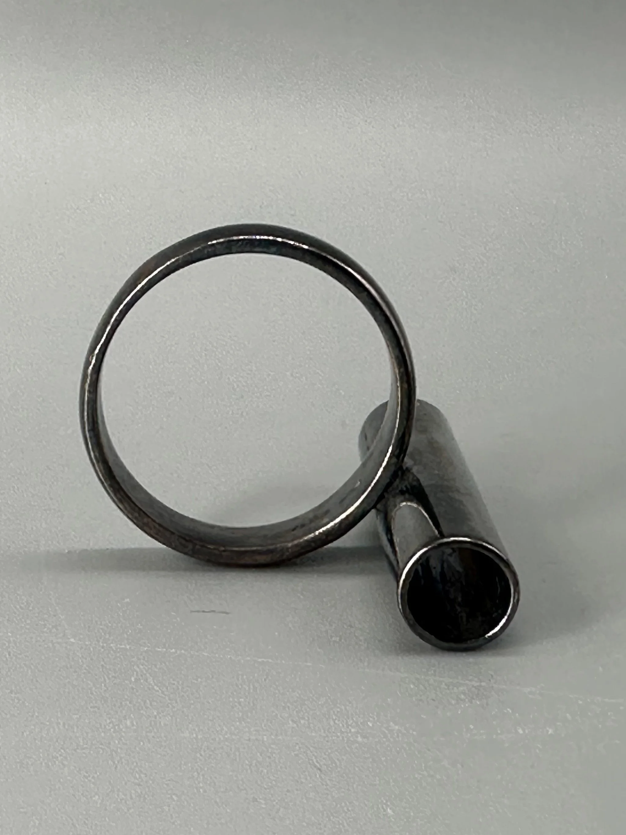 Anello Black Tube in argento al rutenio di HoAsen Jewelry.  Black Tube Ring in ruthenium-plated silver by HoAsen Jewelry.