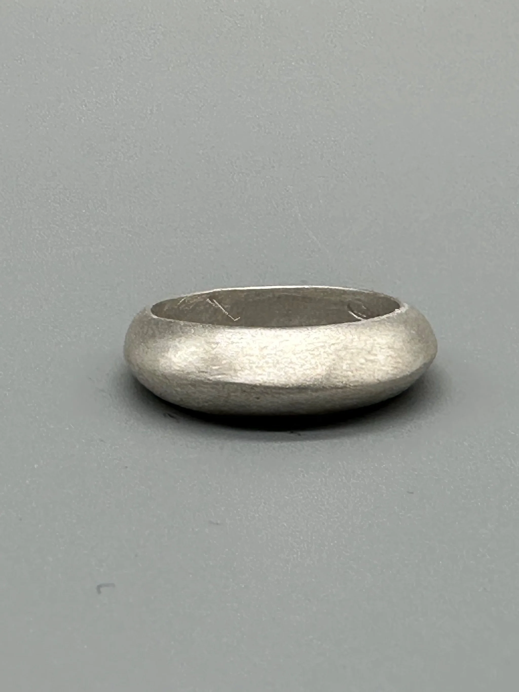 Tre anelli Carla di Crepundia Gioielli in argento, argento brunito e bronzo, presentati insieme per evidenziare il contrasto tra le diverse finiture metalliche.  Three Crepundia Carla rings in sterlin