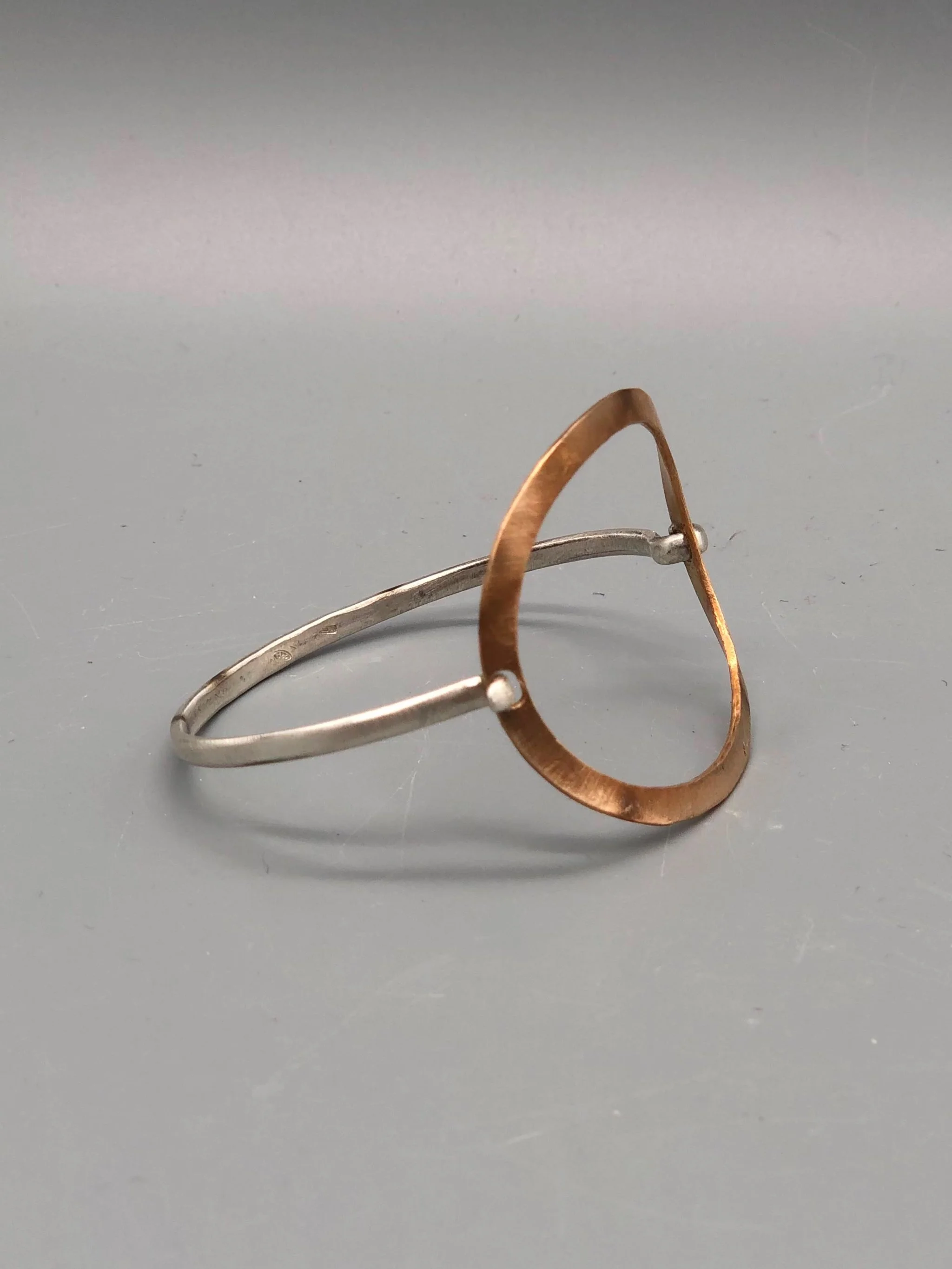 Bracciale Ovale Crepundia in argento, gioiello contemporaneo dal design geometrico
