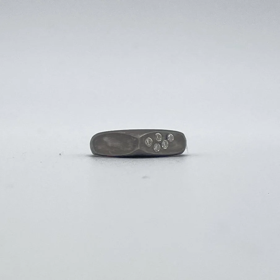 Anello Strike Dark in argento brunito scuro con diamanti, design deciso e moderno.