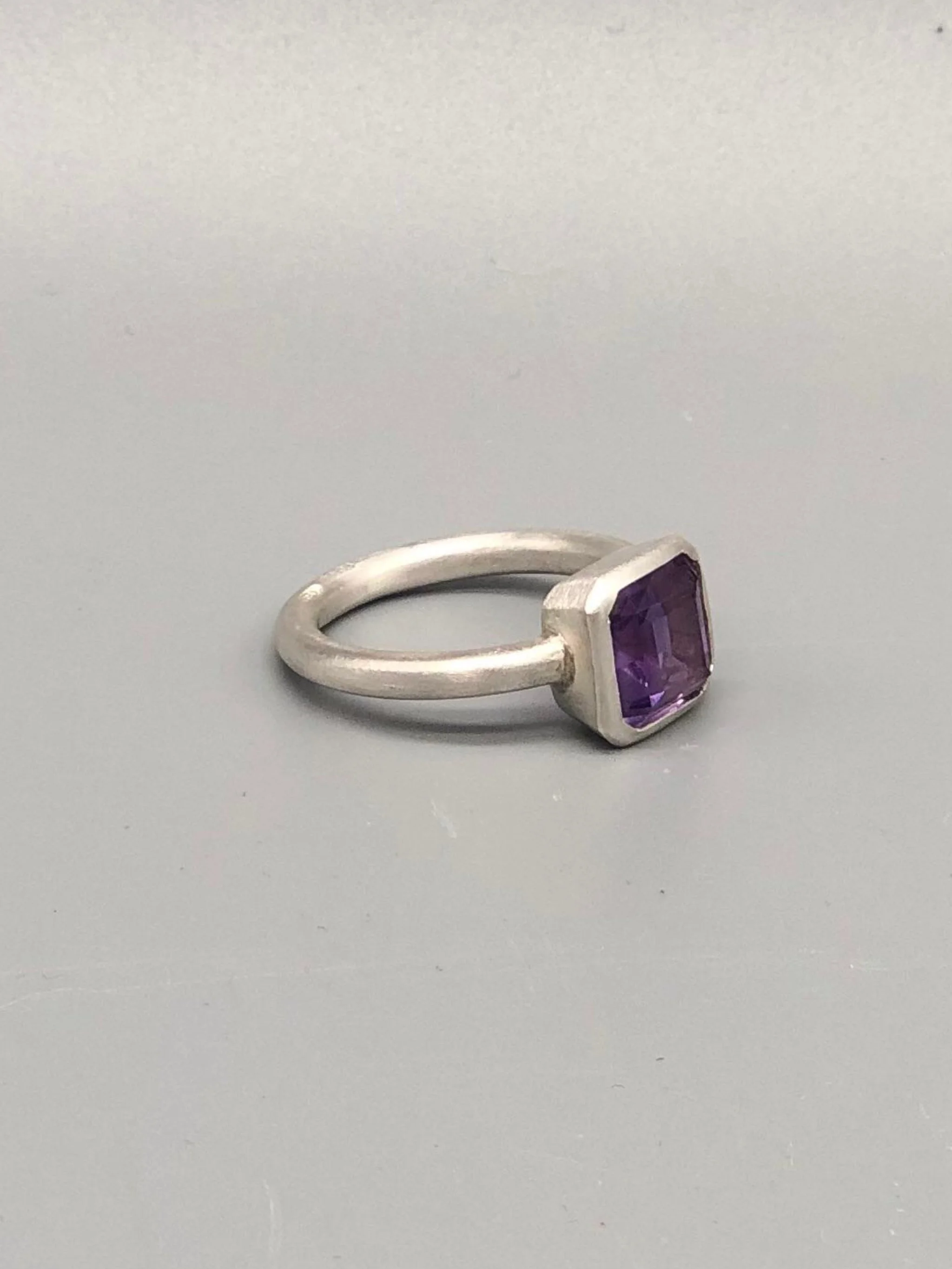 Purple in White ring in matte sterling silver with amethyst quartz, contemporary ring Crepundia Gioielli Bologna