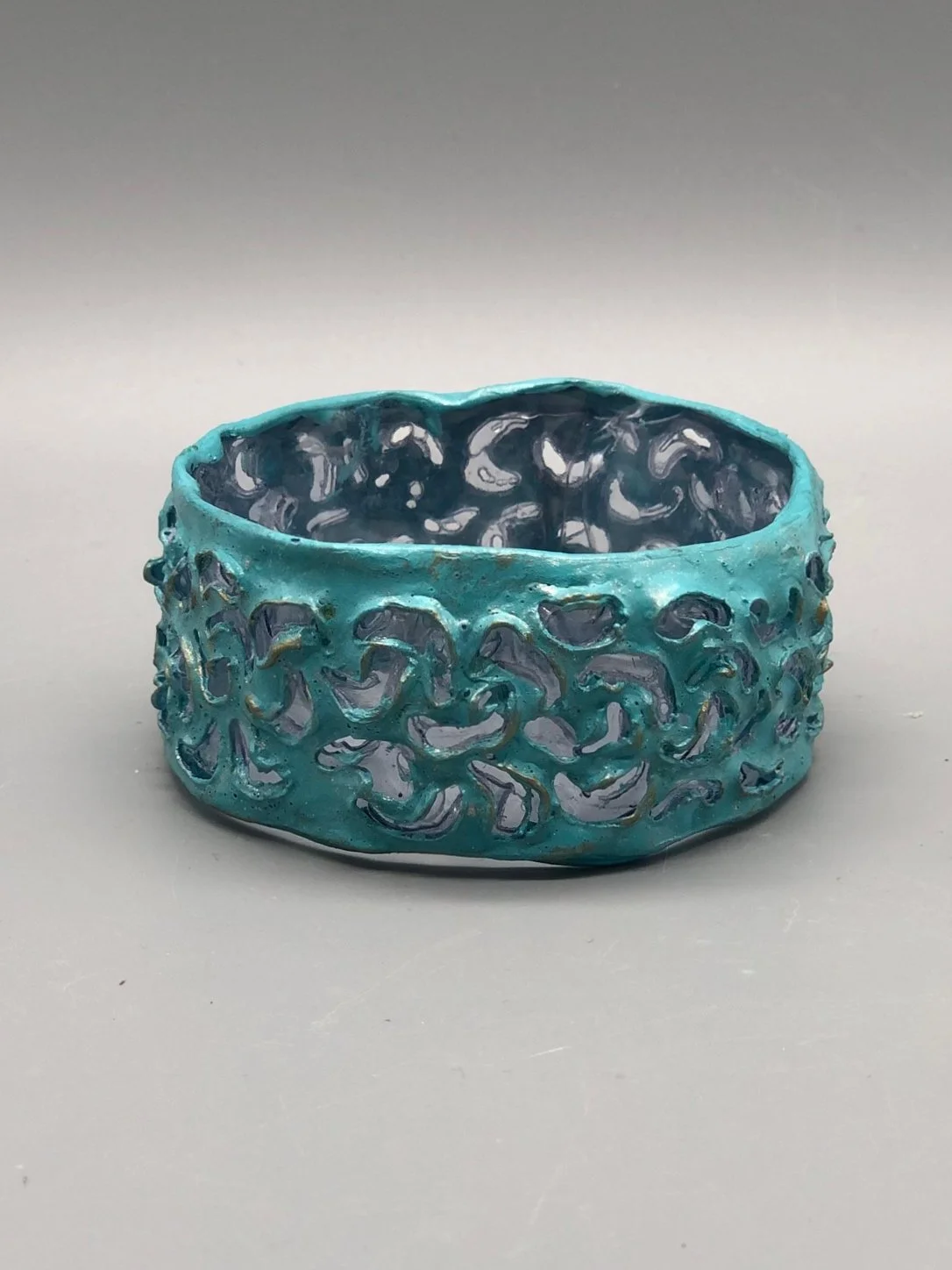 Bracciali in plastica riciclata con pigmenti metallizzati, superfici materiche e volumi irregolari che definiscono una presenza scultorea e contemporanea — Giovanna Ussani, Crepundia Gioielli — Crepundia Bologna
Bracelets in recycled plastic with met
