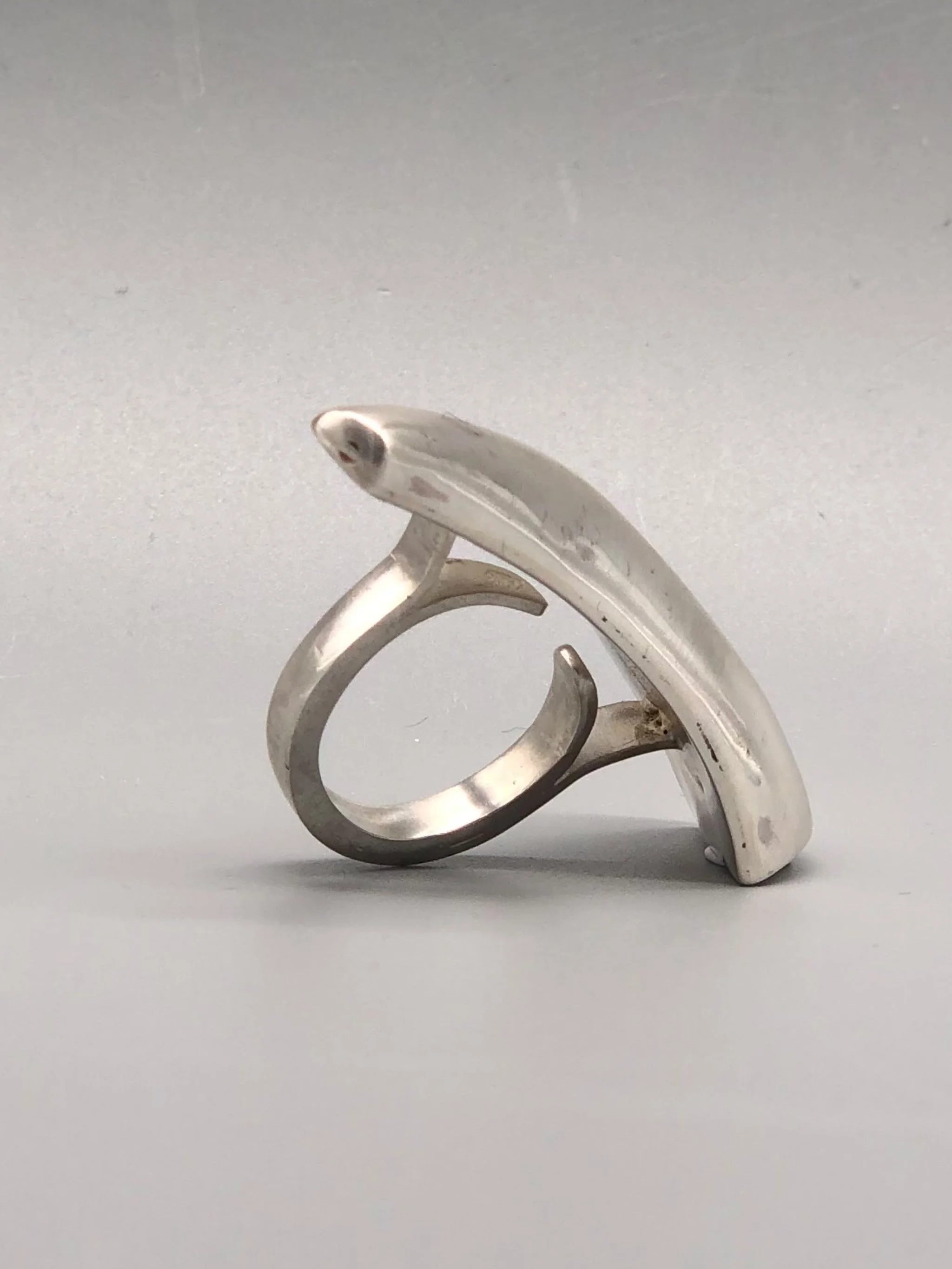 Anello Zanna di Ariadna Segafredo in argento, dalla forma organica e scultorea. Zanna sterling silver ring by Ariadna Segafredo, with an organic, sculptural form.
