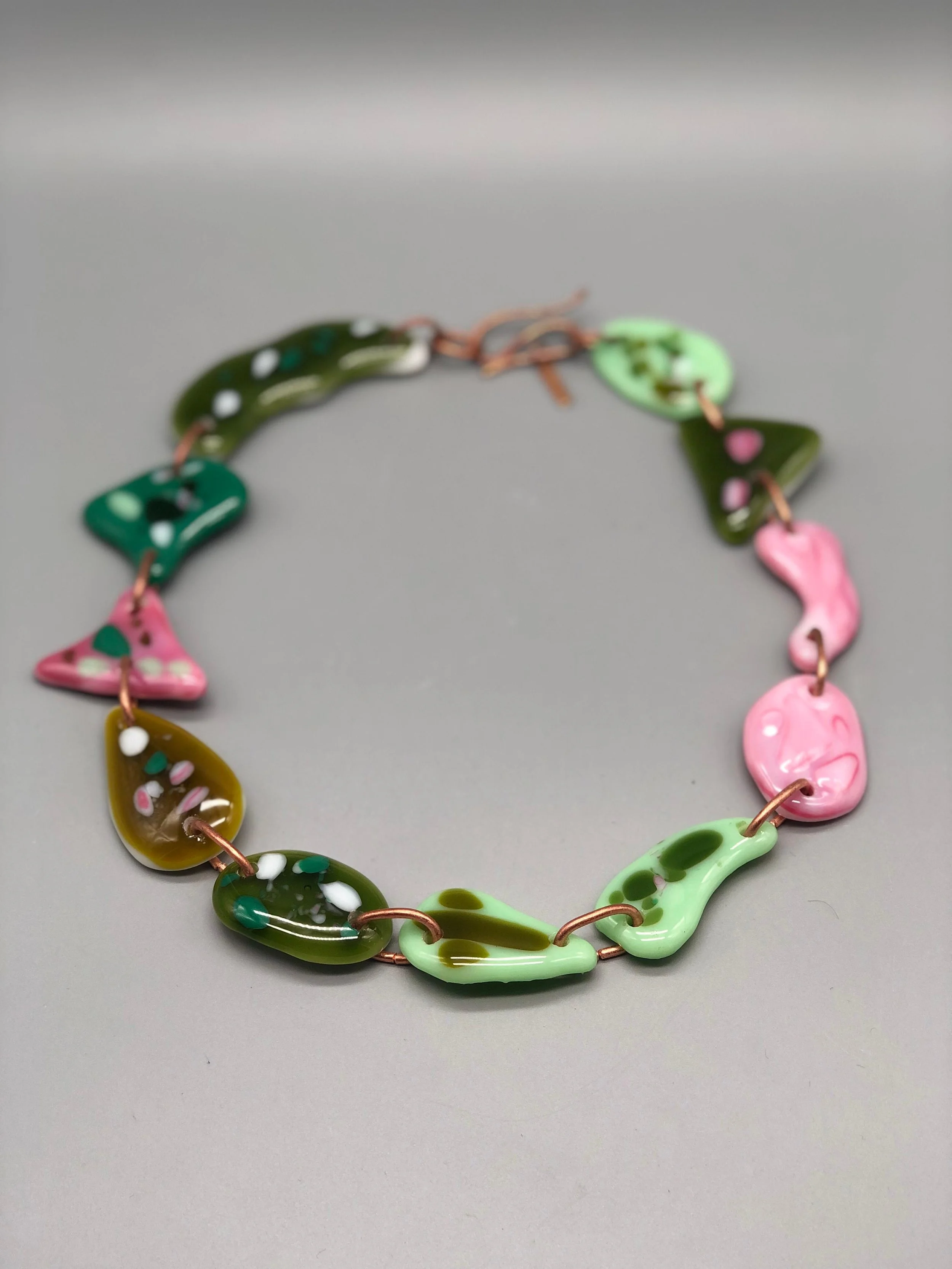 Manumara per Crepundia Gioielli Contemporanei. Collana in vetrofusione