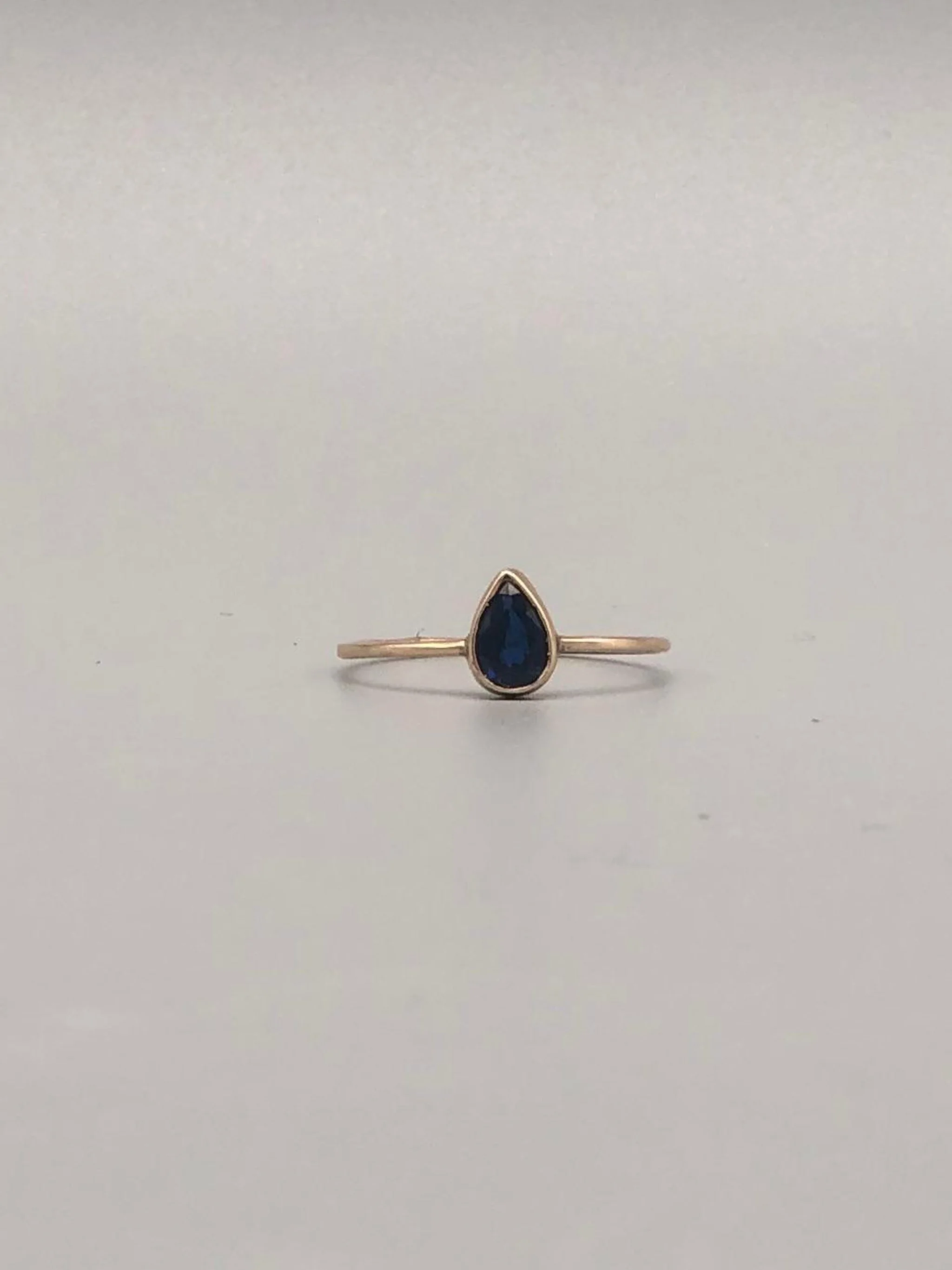 Pear-shaped sapphire ring in 14k gold by Maria Gioielli — Crepundia Jewelry Studio Bologna