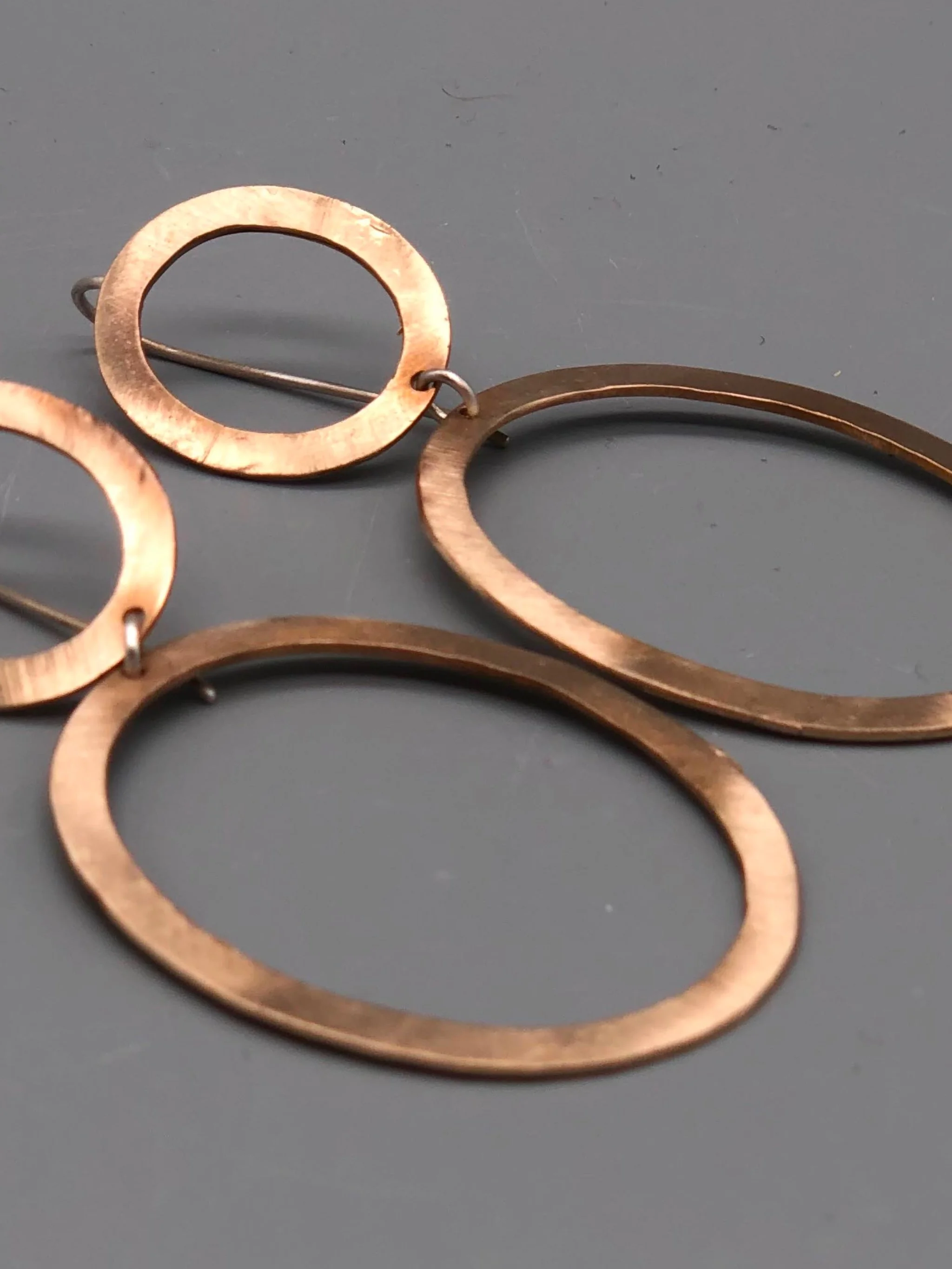 Orecchini Ovali Crepundia in bronzo e argento opaco, gioielli contemporanei dal design geometrico