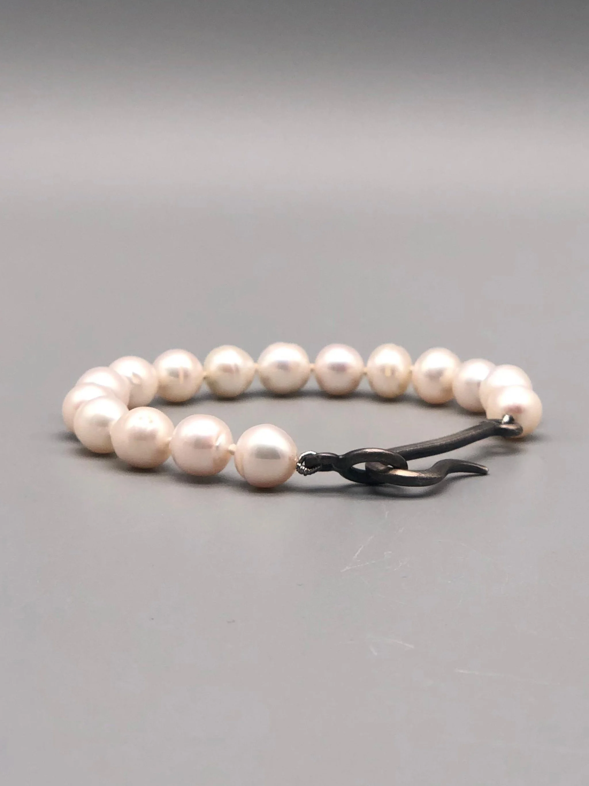 white pearl bracelet with burnished silver clasp Crepundia Gioielli — Crepundia Bologna