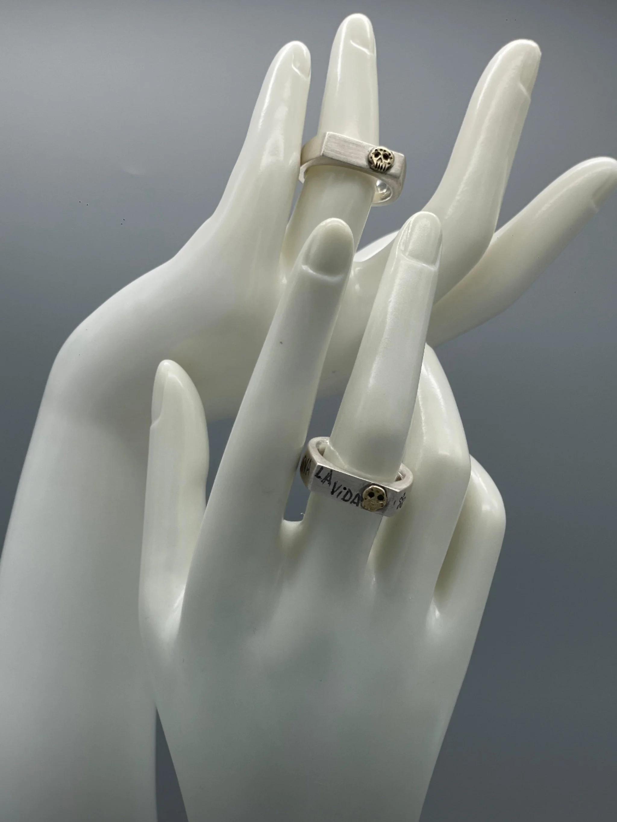 Sonja Markhoff Viva la Vida rings in matte sterling silver with 14 kt gold Calavera detail, contemporary jewelry Crepundia Gioielli Bologna
