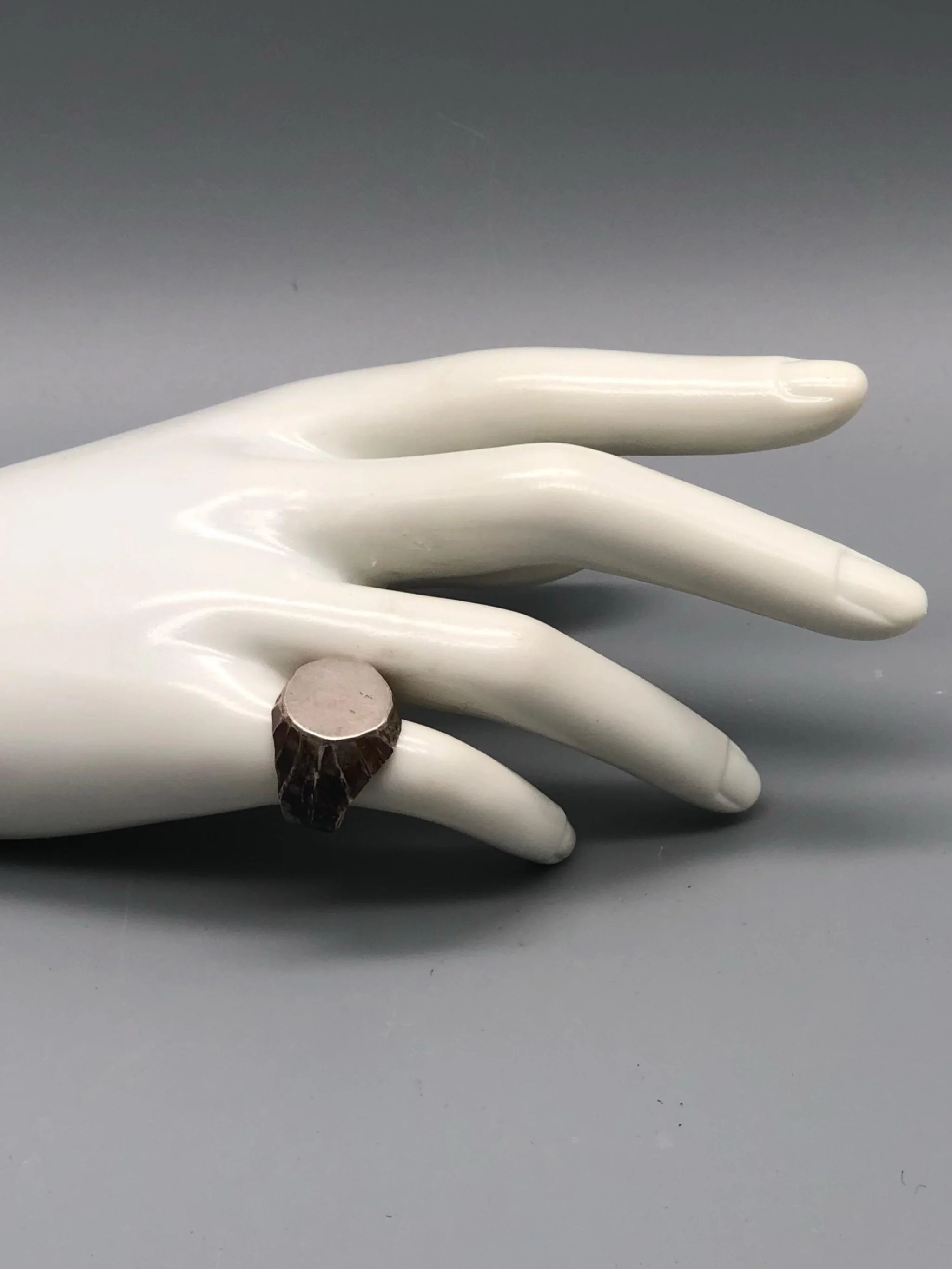 Marco Mangàni signet ring in oxidized sterling silver, smooth flat surface and solid volume, contemporary jewelry Crepundia Gioielli Bologna