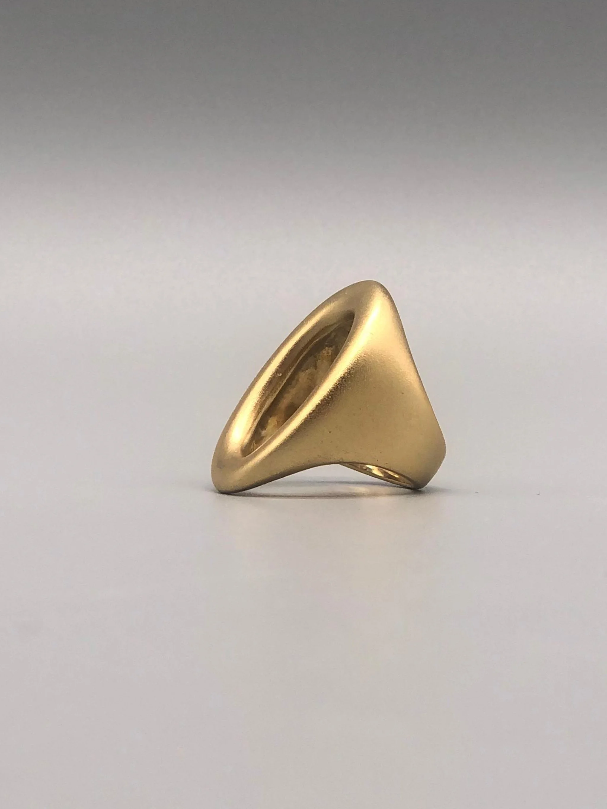 Anello ovale in bronzo forma architettonica Padma Crepundia Gioielli — Crepundia Bologna architectural oval bronze ring contemporary design