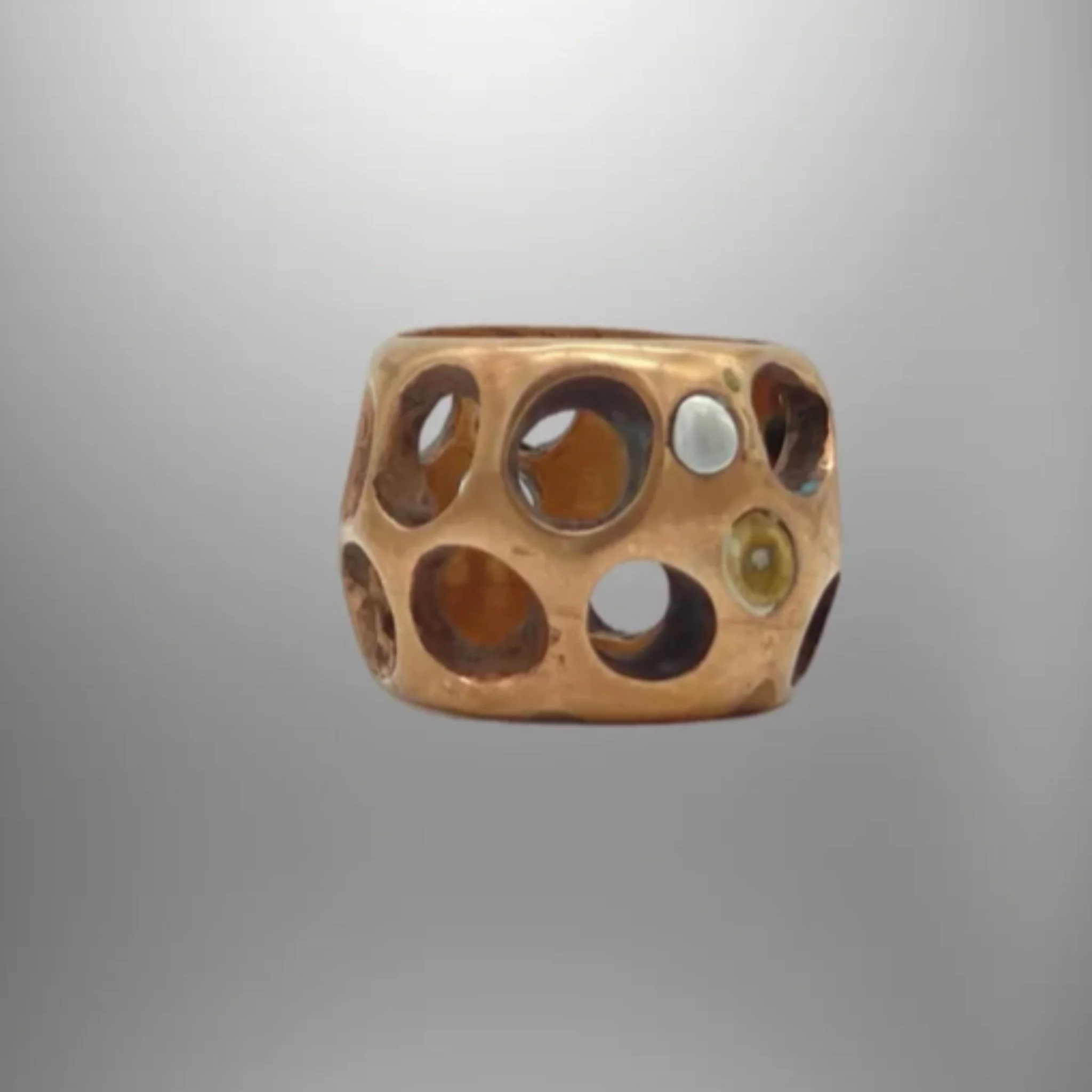 Anello di legno con molteplici fori di varia dimensione