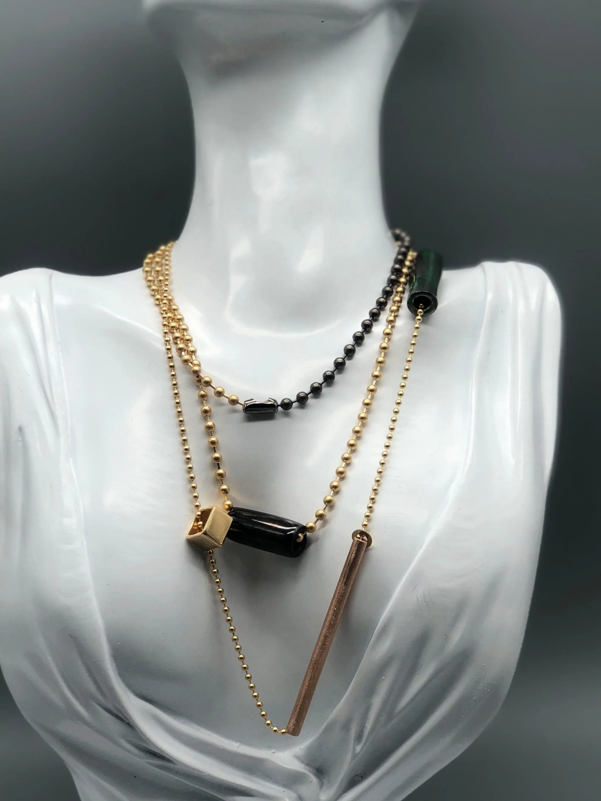 Collana in ottone placcato oro giallo e rosa con elementi in ceramica, design contemporaneo EL Gioielli per Crepundia Gioielli Bologna