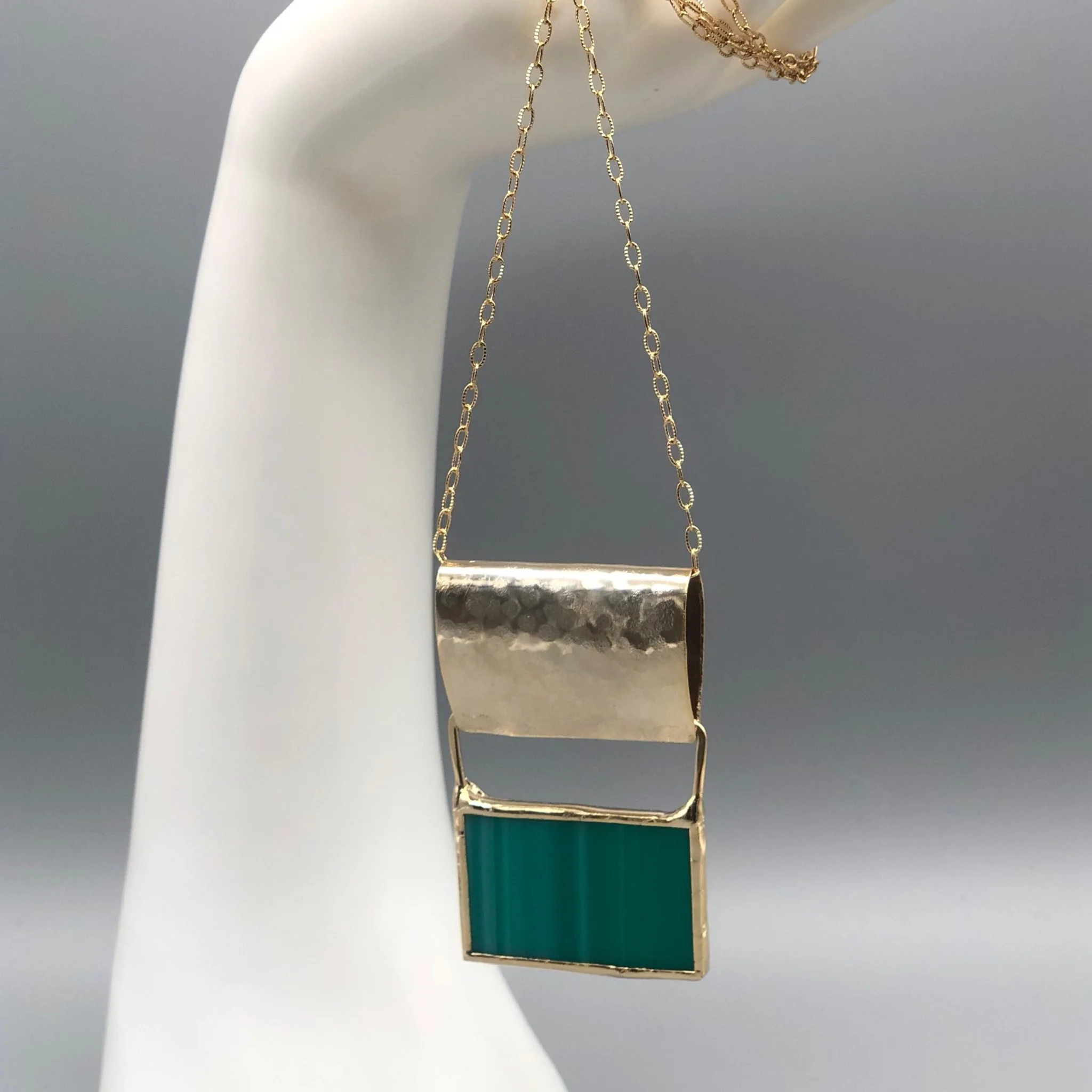 Anni Luce geometric pendant necklace in gold-tone metal with green enamel insert, contemporary jewelry Crepundia Gioielli Bologna
Collana Anni Luce con pendente geometrico in metallo dorato e inserto verde smaltato, gioielli contemporanei Crepundia G