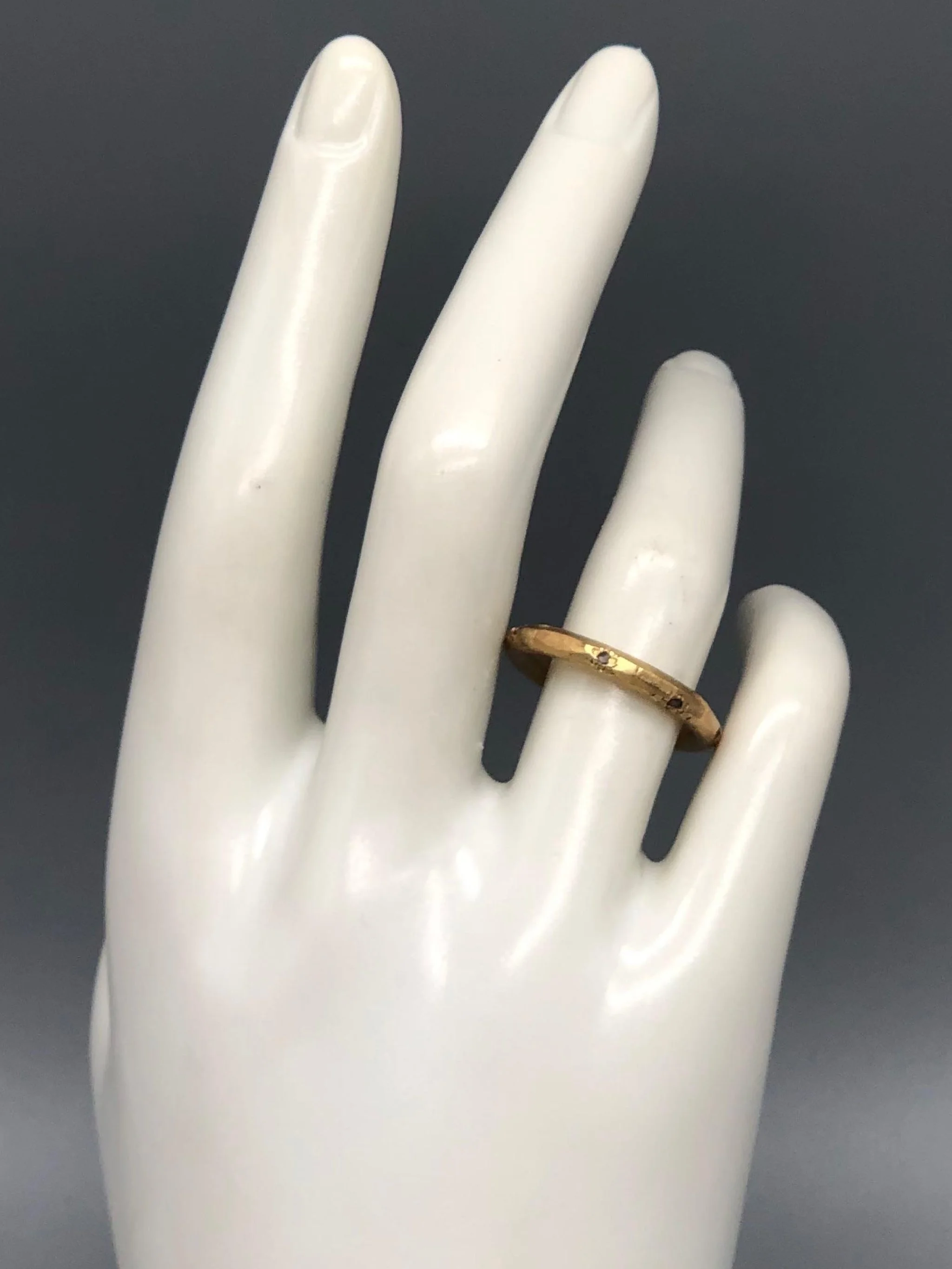 Anello Fede 5 con brillanti grigi in oro 18 carati battuto di Marco Mangàni – Crepundia Gioielli Bologna