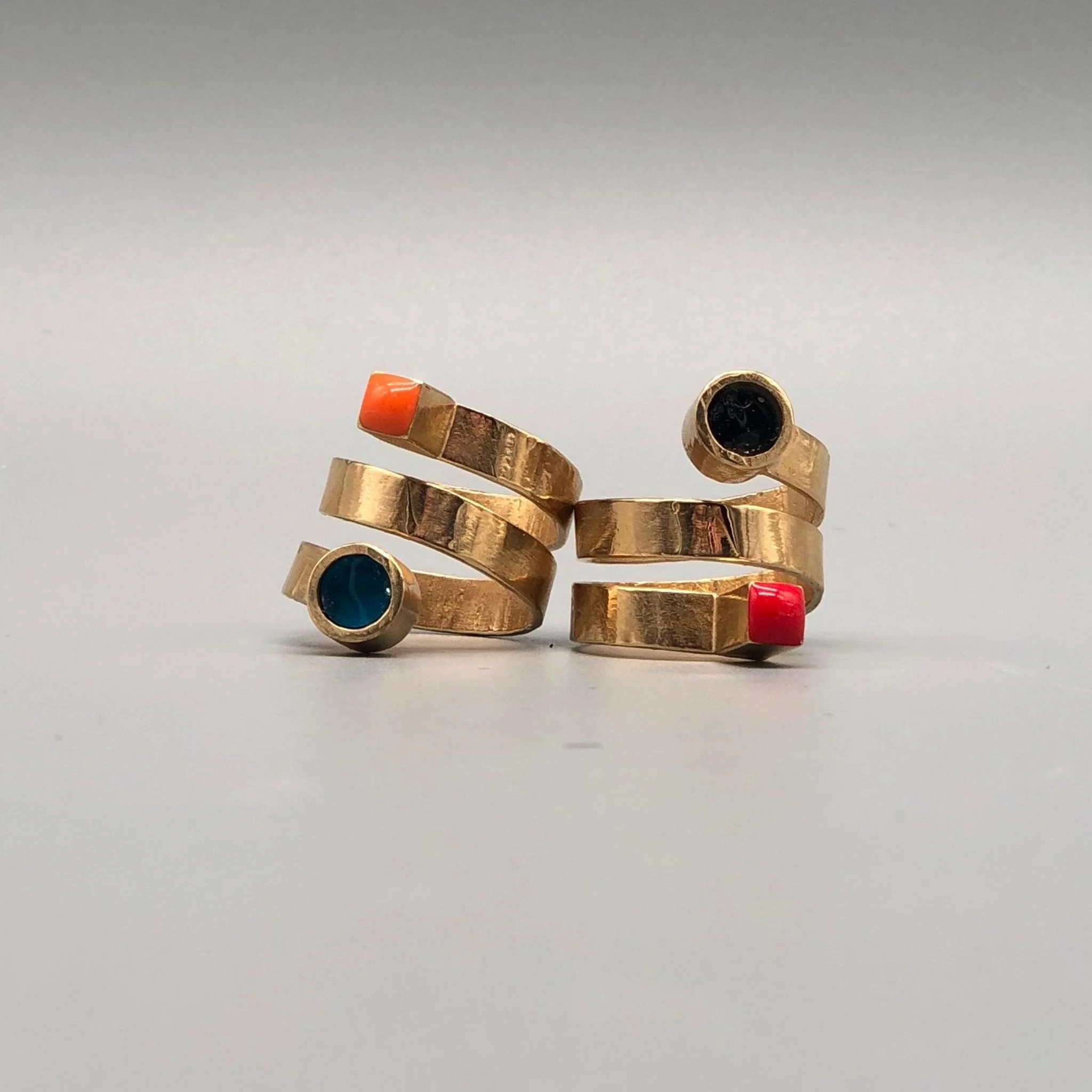 Anelli in bronzo con smalti colorati, accenti cromatici e costruzione modulare, EL Gioielli — Crepundia Bologna.
Bronze rings with colored enamel, chromatic accents and modular construction, EL Gioielli — Crepundia Bologna.