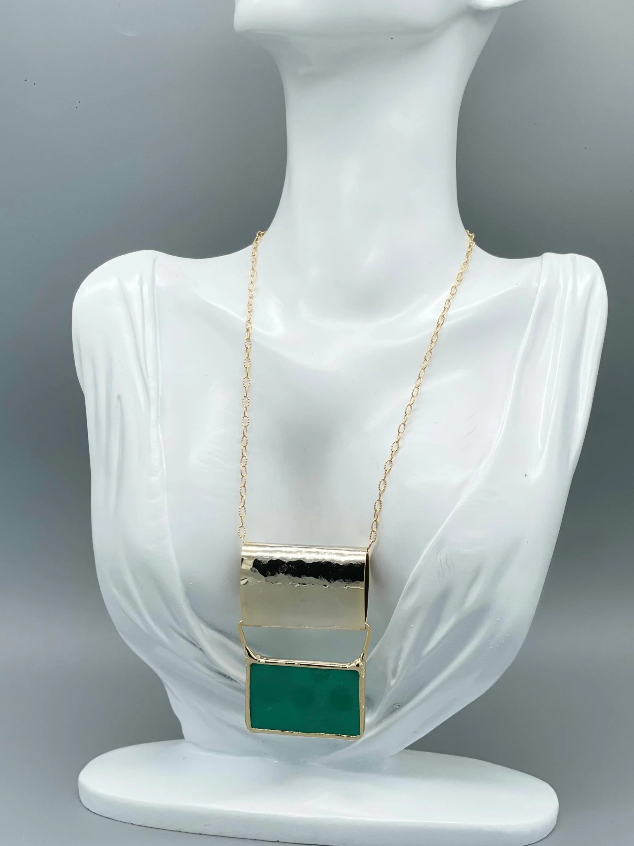 Collana Green 70 Anni Luce in ottone dorato oro giallo 18 carati con vetro verde prezioso, design contemporaneo.