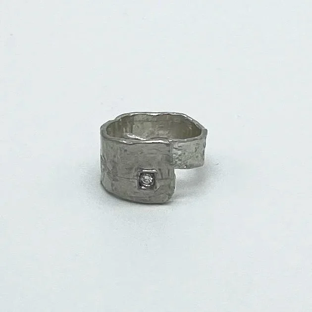 Anello Wilda in argento con diamante Crepundia Gioielli, design materico ed essenziale.