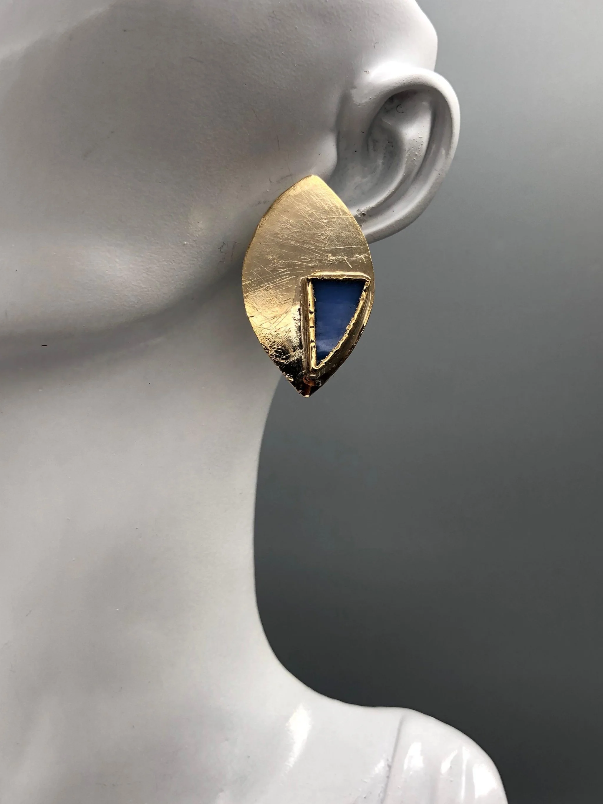 Orecchini Offset Blu di Anni Luce in ottone placcato oro e vetro di Murano blu.