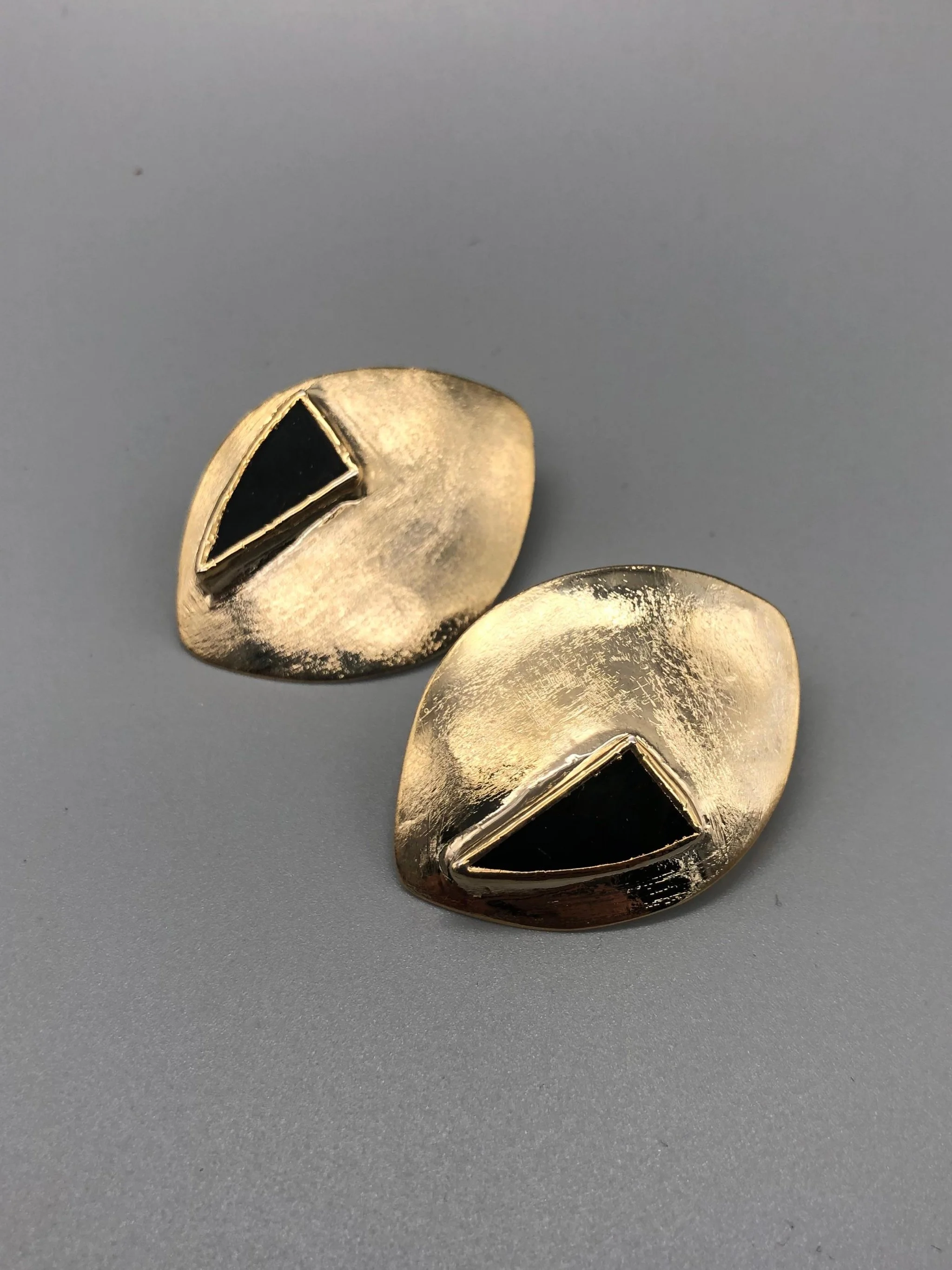 Orecchini Offset di Anni Luce in ottone placcato oro e vetro di Murano nero, dal design geometrico contemporaneo