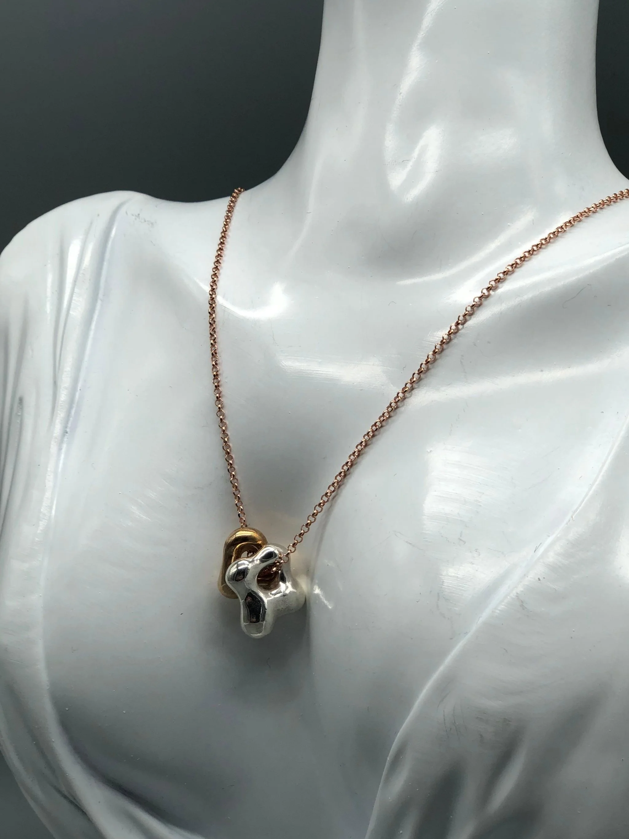 Ciondoli Organici
Organic Pendants

Piccole sculture da indossare.
Small sculptures to wear.
Floret Gioielli per Crepundia Gioielli Bologna
Floret Jewelry at Crepundia Gioielli Bologna