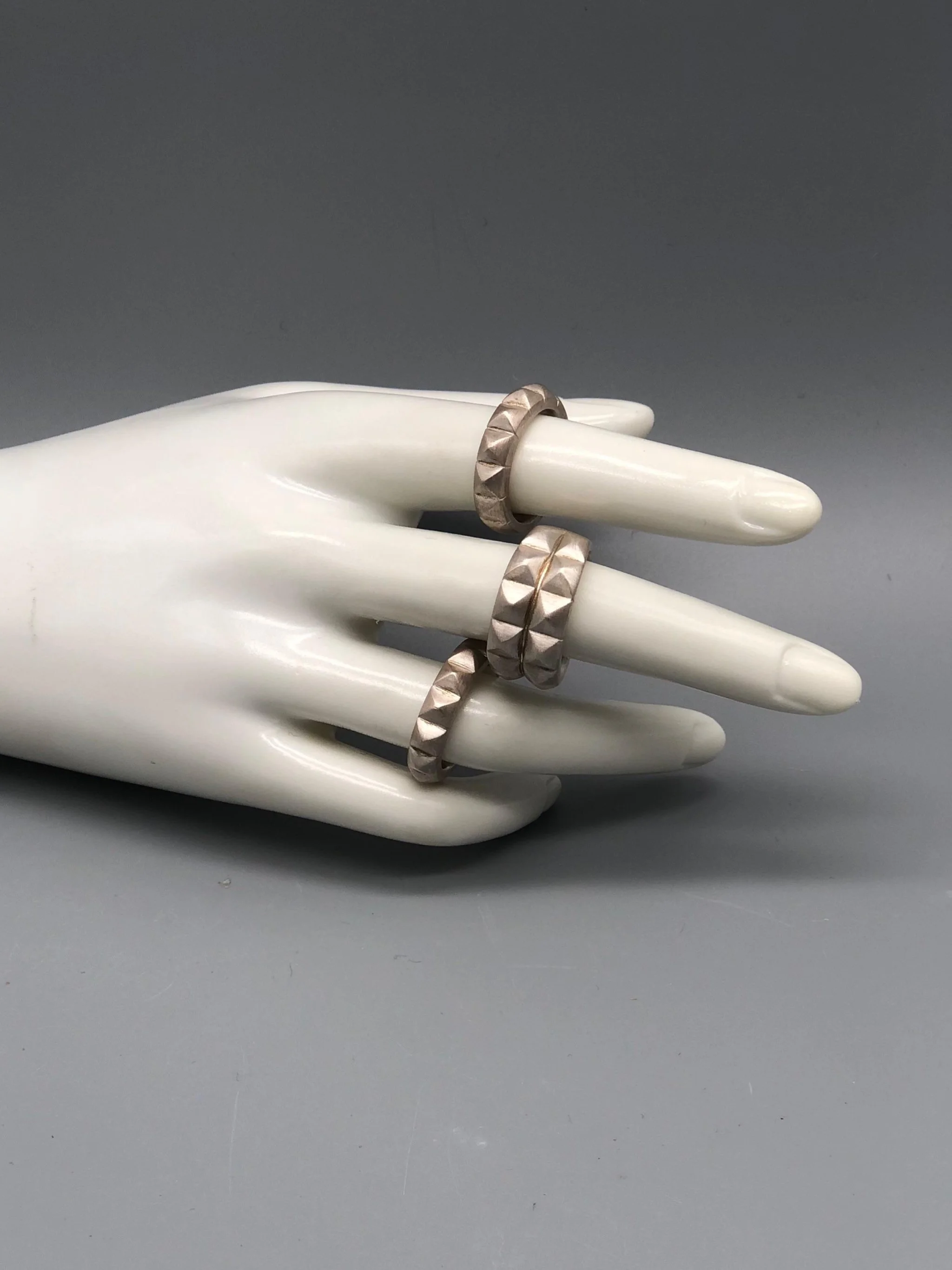 Sonja Markhoff rings in sterling silver with sculptural shapes and a contemporary rock-inspired language.
Anelli di Sonja Markhoff in argento sterling dalle forme scultoree e dal linguaggio contemporaneo ispirato al rock.