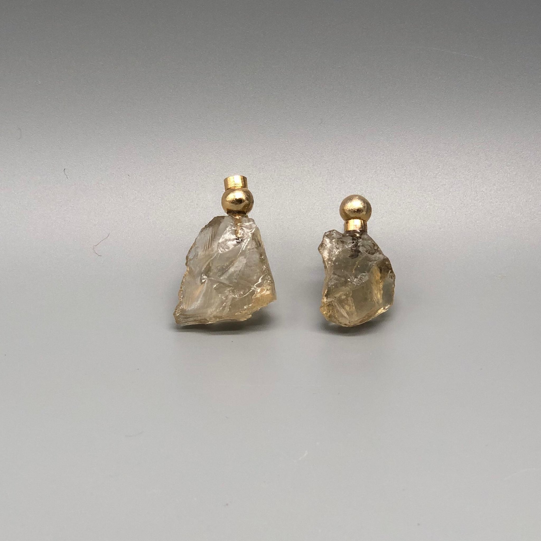 Orecchini in quarzo citrino e ottone dorato Cacu Lab per Crepundia Gioielli Bologna — citrine quartz earrings contemporary design