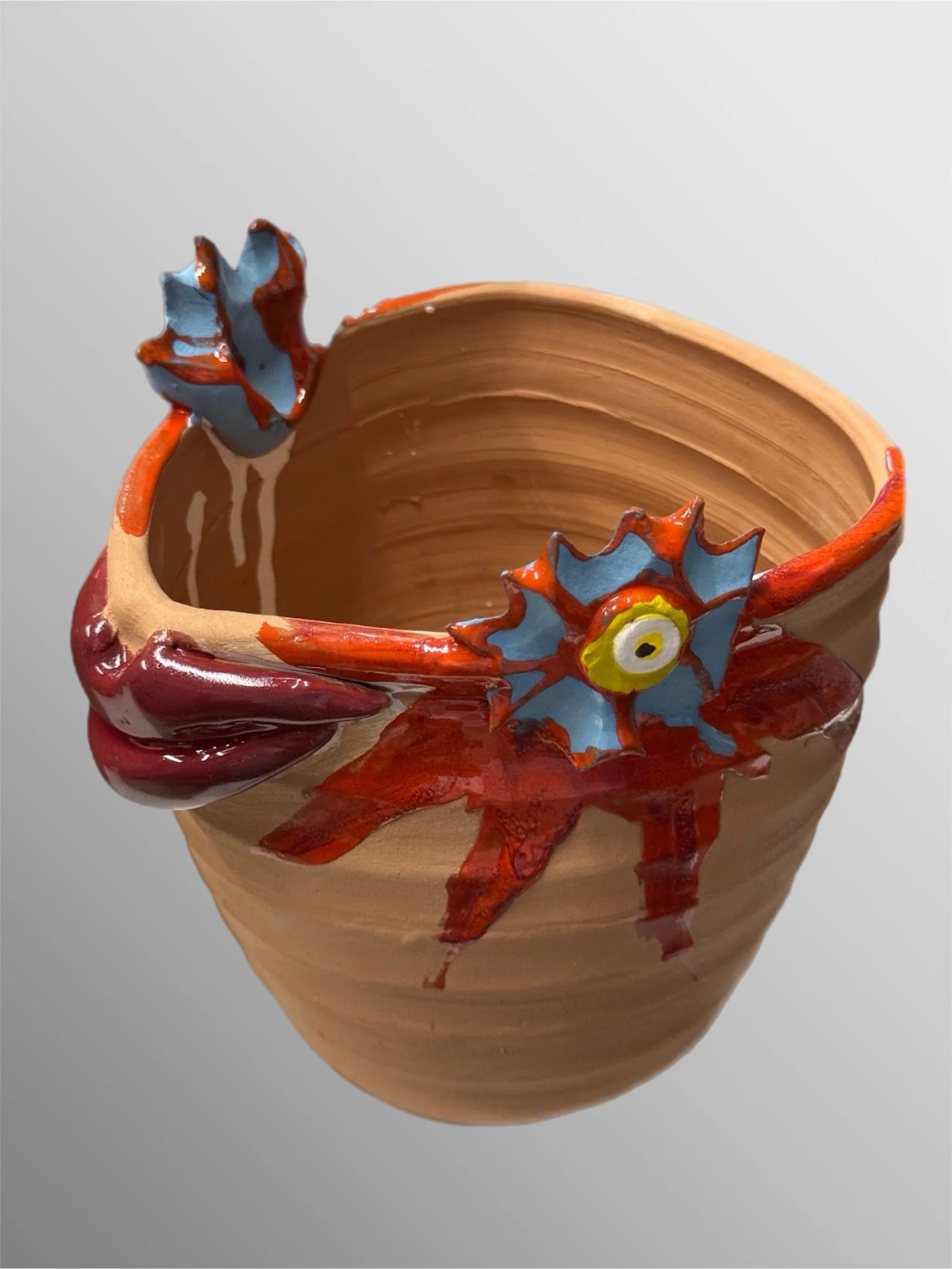 Paolo Anselmo vaso in terracotta “Guardami negli Occhi e Baciami #18”. Paolo Anselmo handmade terracotta vase “Look into My Eyes and Kiss Me #18”.