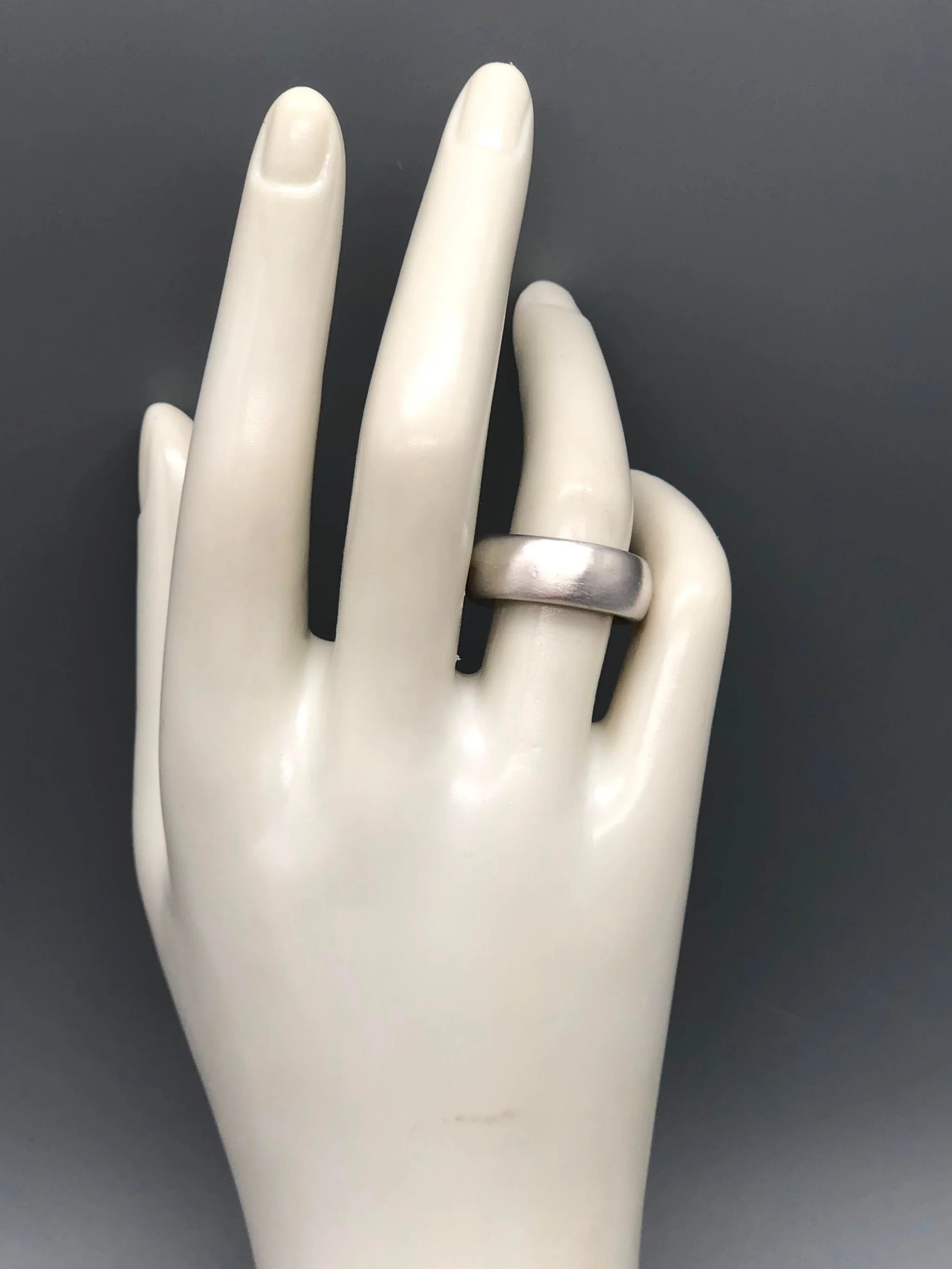 Anello Esse in argento opaco, gioiello contemporaneo dal profilo morbido e dalla fascia ampia. Esse ring in matte silver, contemporary jewellery with a soft profile and a wide band.