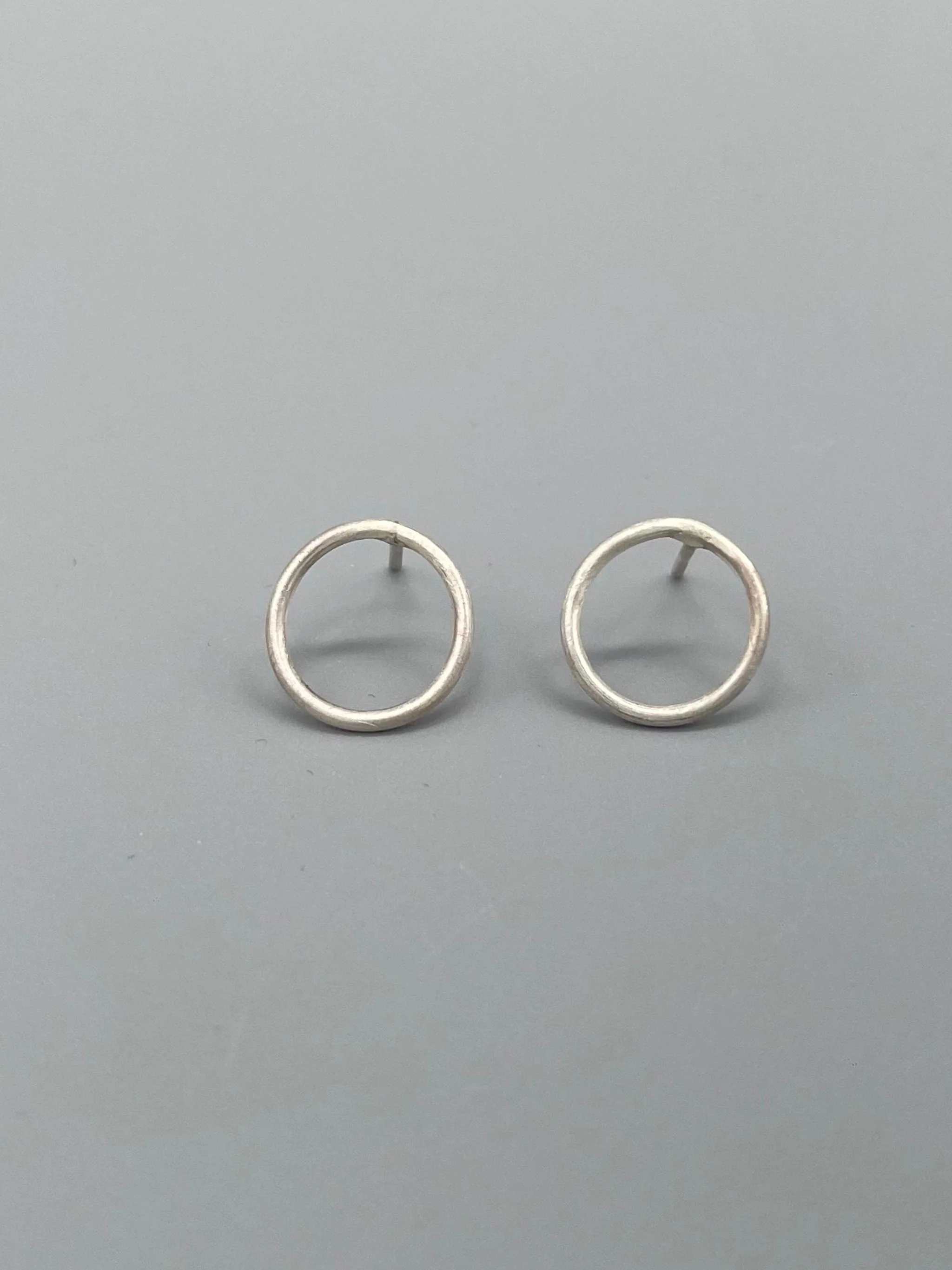 Orecchini in argento Mini Hoops Huggie. Crepundia Gioielli. Design minimalista